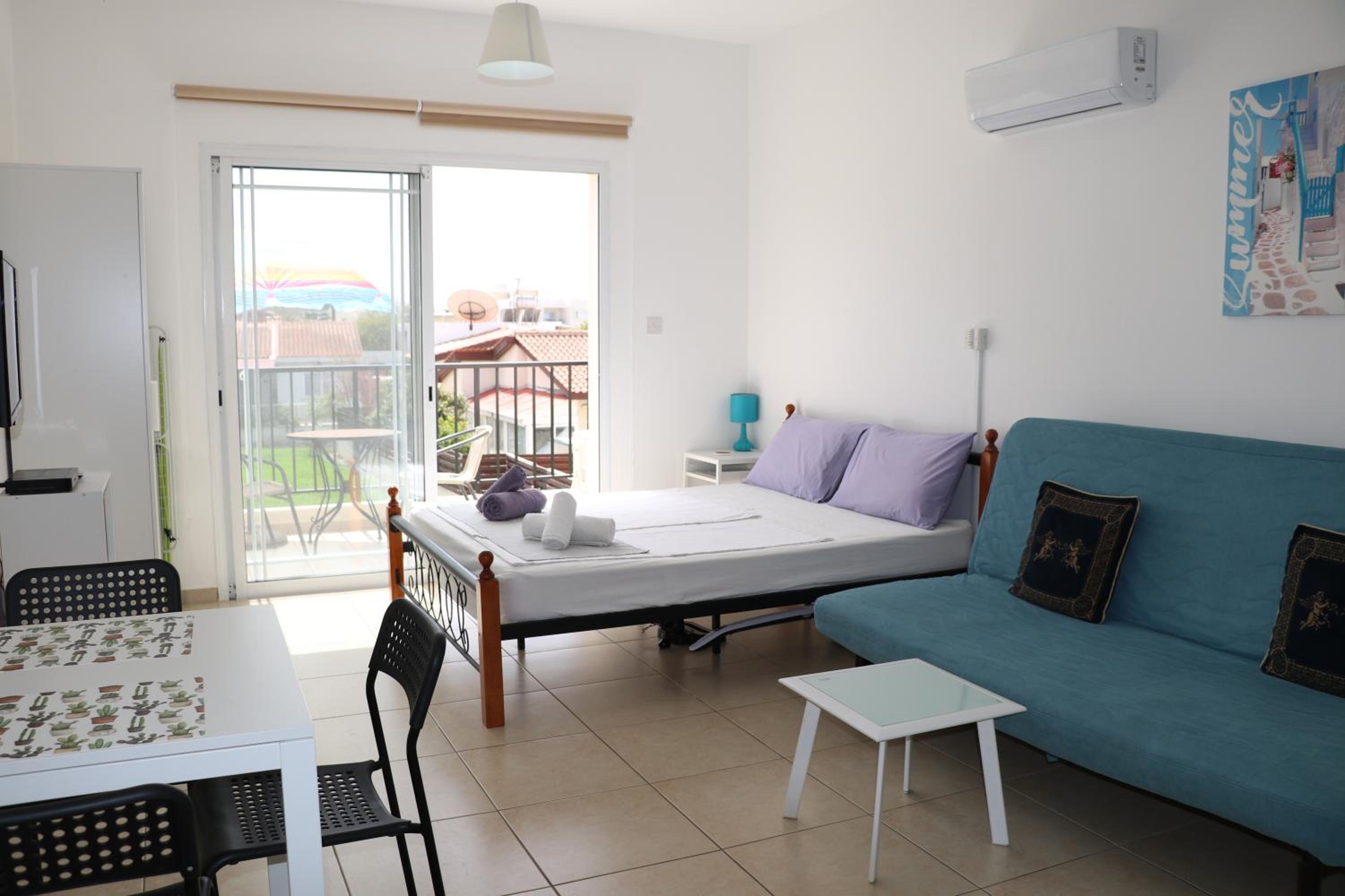 Apartment in Kato Pafos & 10 min to Venus beach view 2
