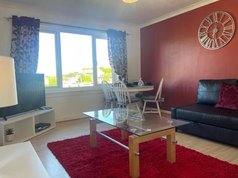 Musselburgh Homely Apartment (Sleeps 6) view 2