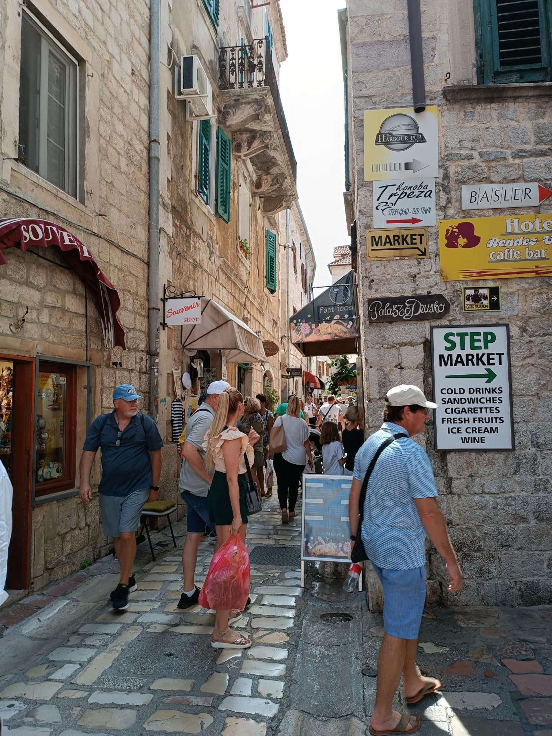Nova dvokrevetna soba sa dva odvojena kreveta i zajedničkim kupatilom view 3