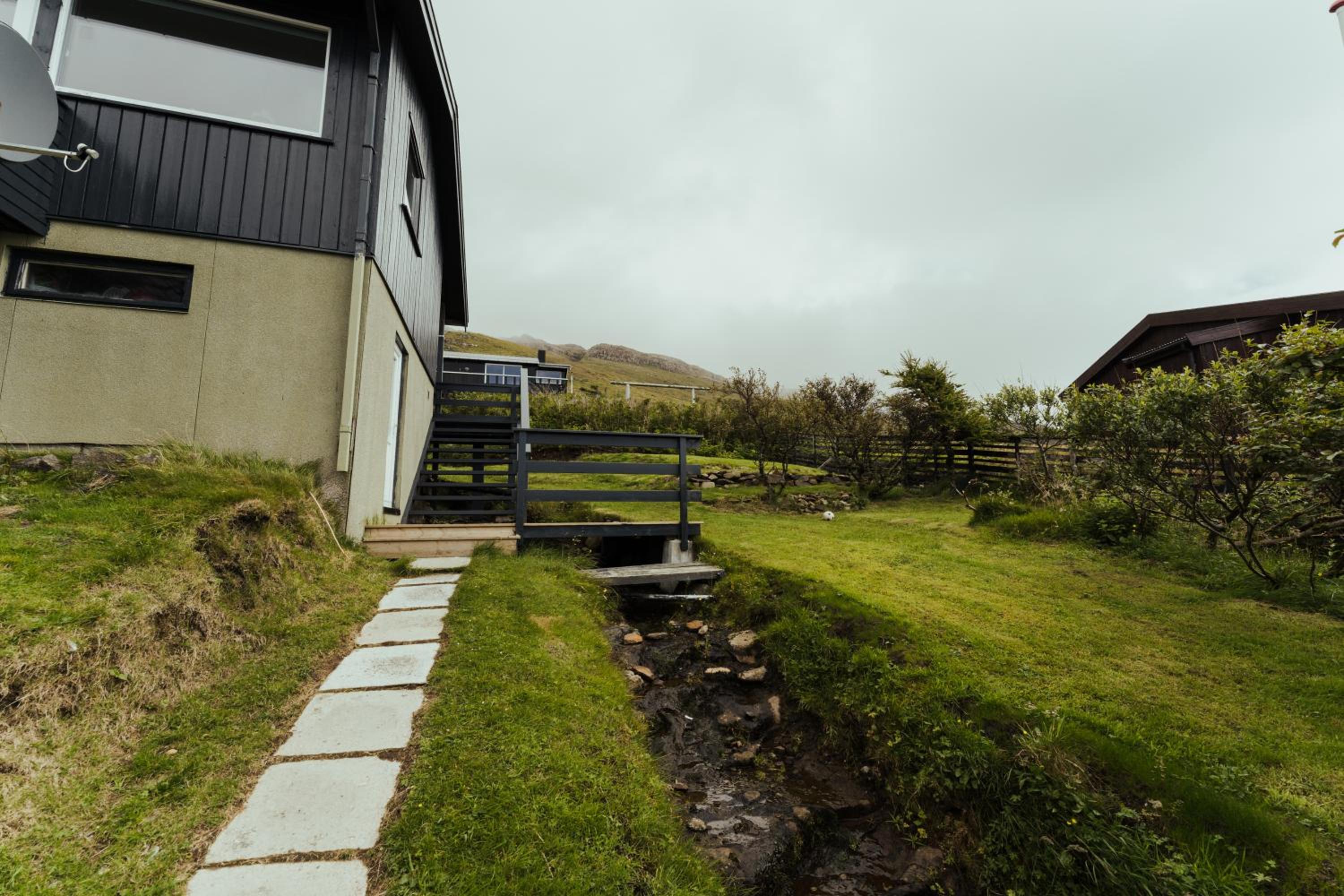Cozy 2-bedroom house with a fantastic view view 3