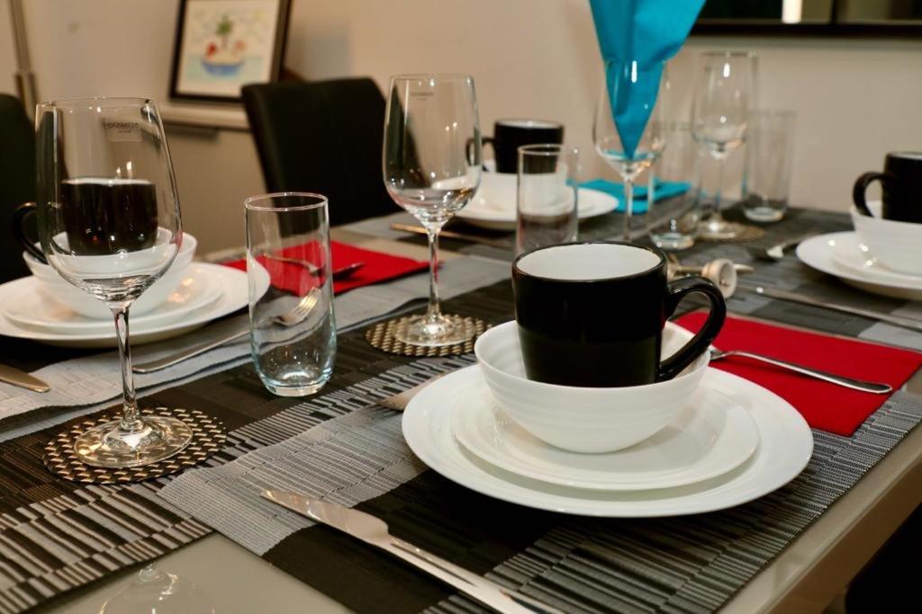 Aqua Dreams - Serviced Luxury Modern Belfast City Centre 2 Bed Apartment view 2