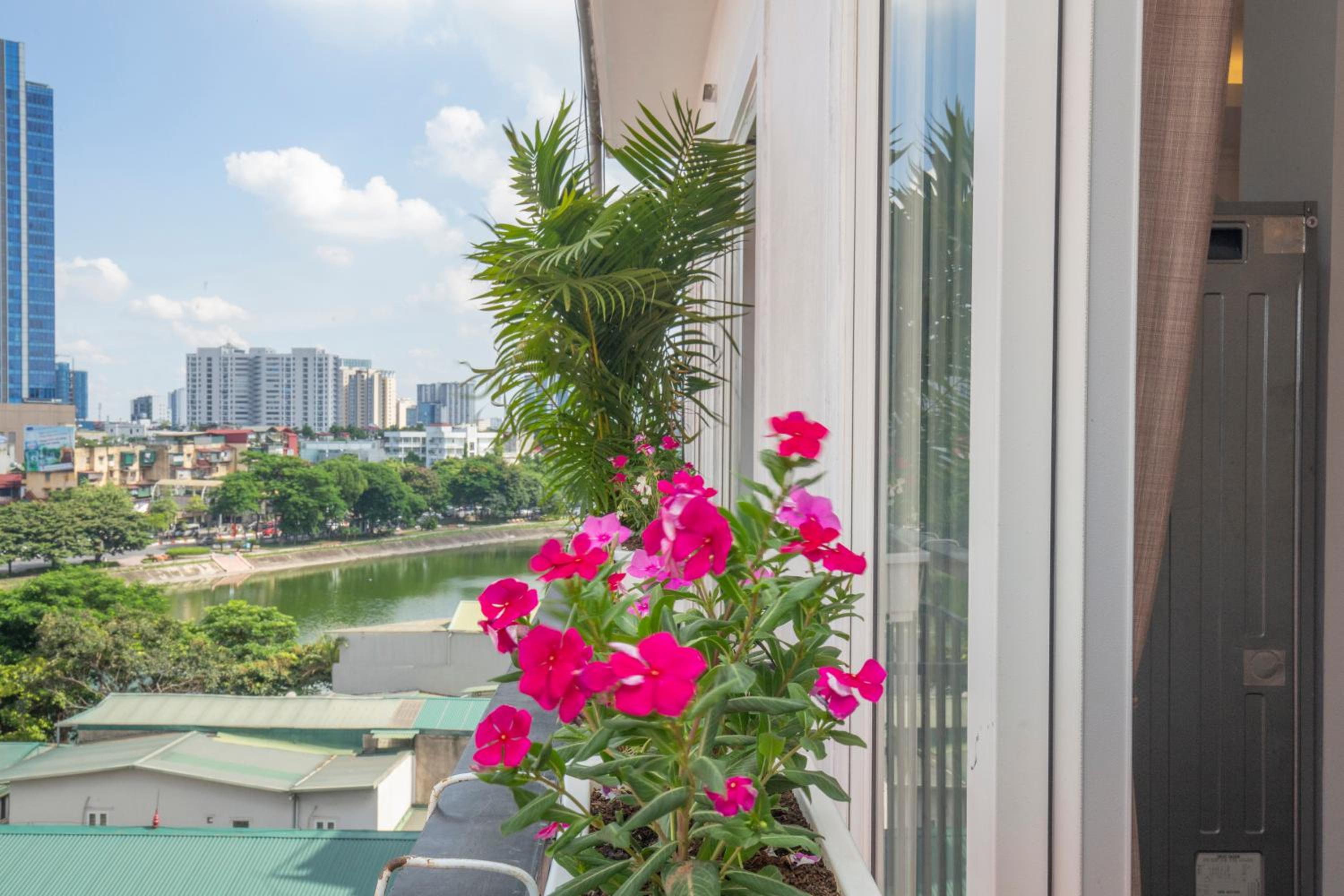 Sumitomo Tower-1 Bed Apartment & Hotel