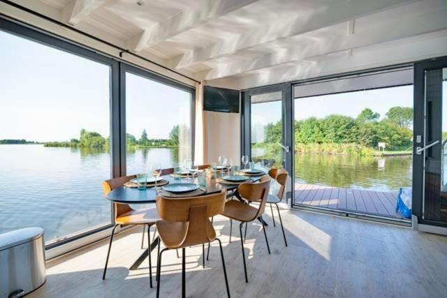 6 personen luxe houseboat Splendid Monnickendam nabij Amsterdam view 3