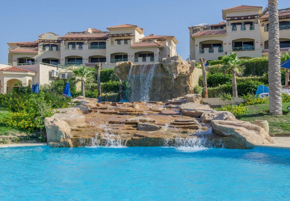 Hotel Cozy chalet in a luxurious compound family only - Image 1