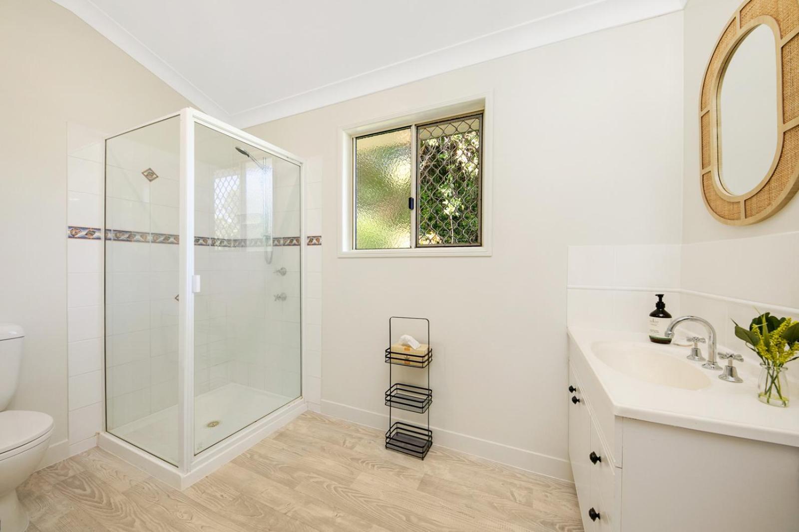Hughes Hideaway - 2BR Cottage on 1 Acre w Air Con, King Beds