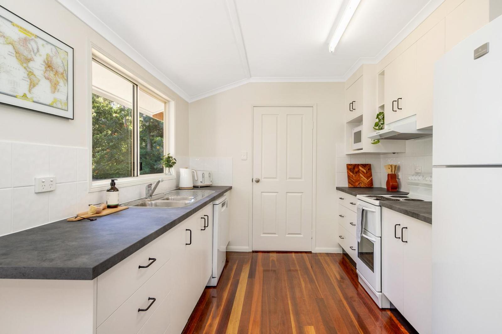 Hughes Hideaway - 2BR Cottage on 1 Acre w Air Con, King Beds