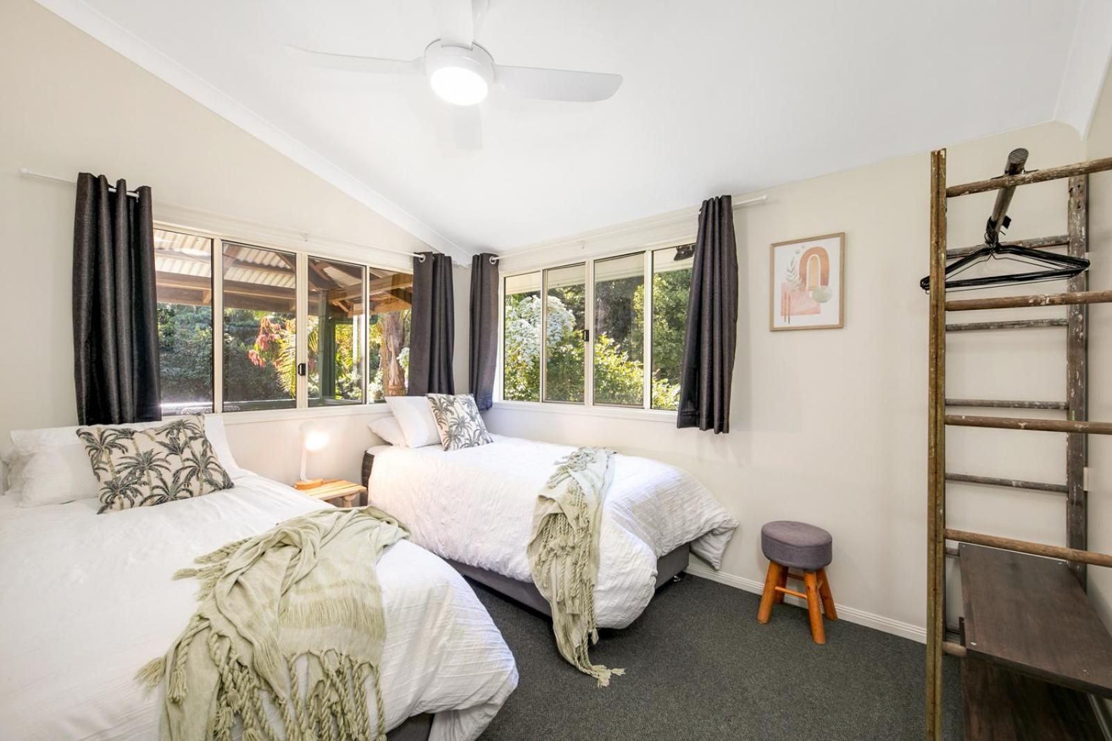 Hughes Hideaway - 2BR Cottage on 1 Acre w Air Con, King Beds