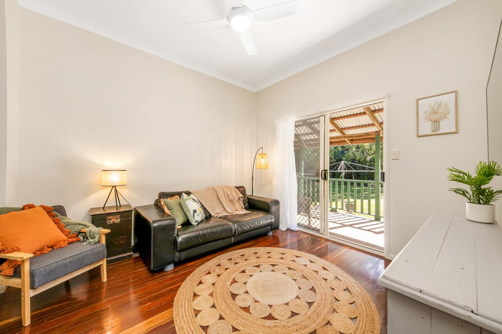 Hughes Hideaway - 2BR Cottage on 1 Acre w Air Con, King Beds