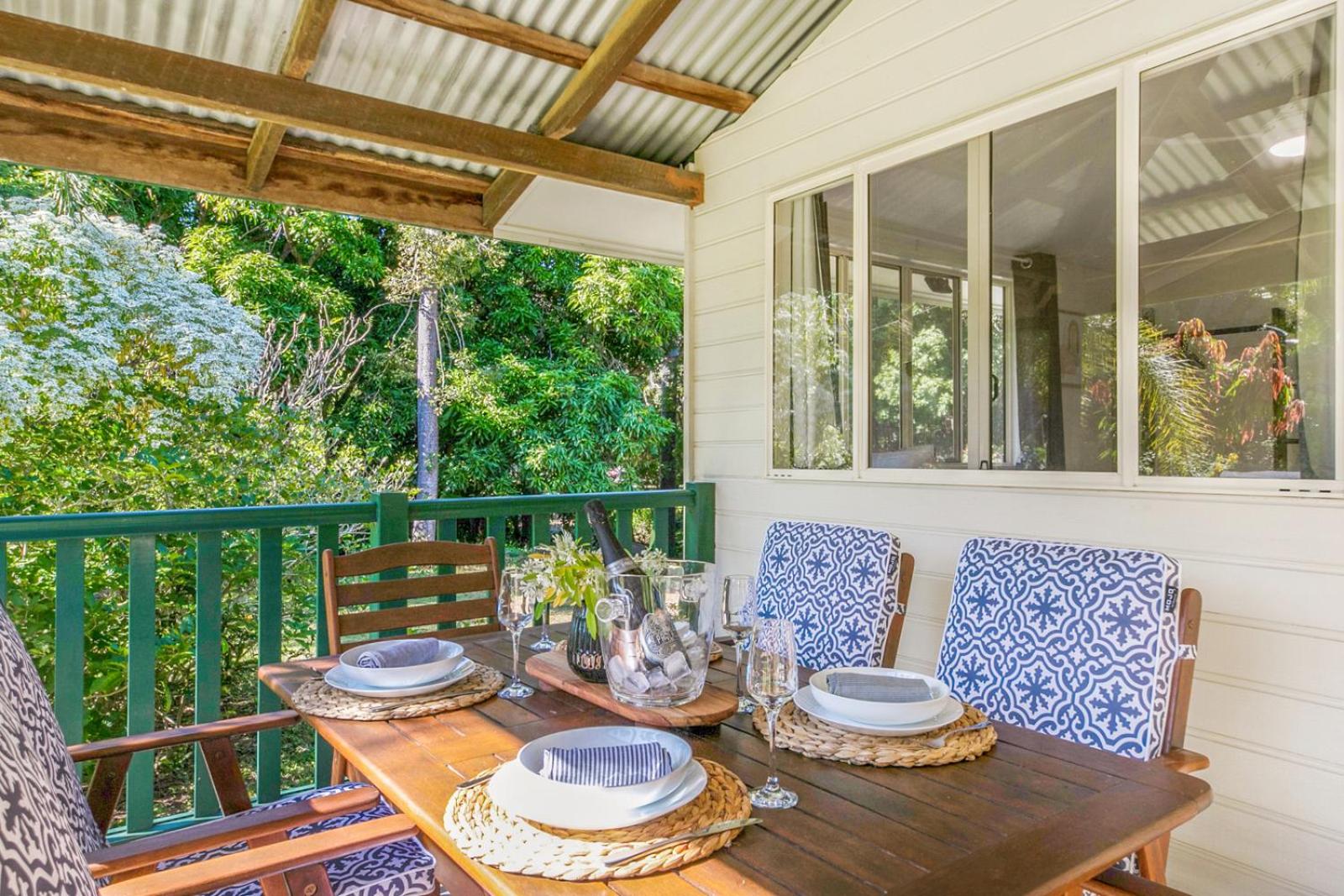 Hughes Hideaway - 2BR Cottage on 1 Acre w Air Con, King Beds
