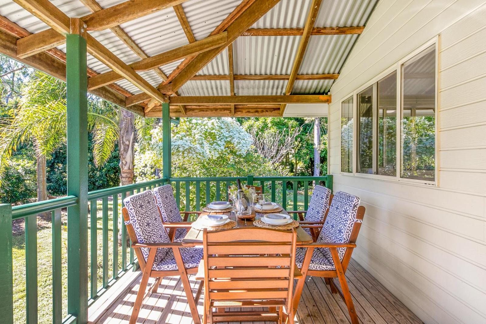 Hughes Hideaway - 2BR Cottage on 1 Acre w Air Con, King Beds