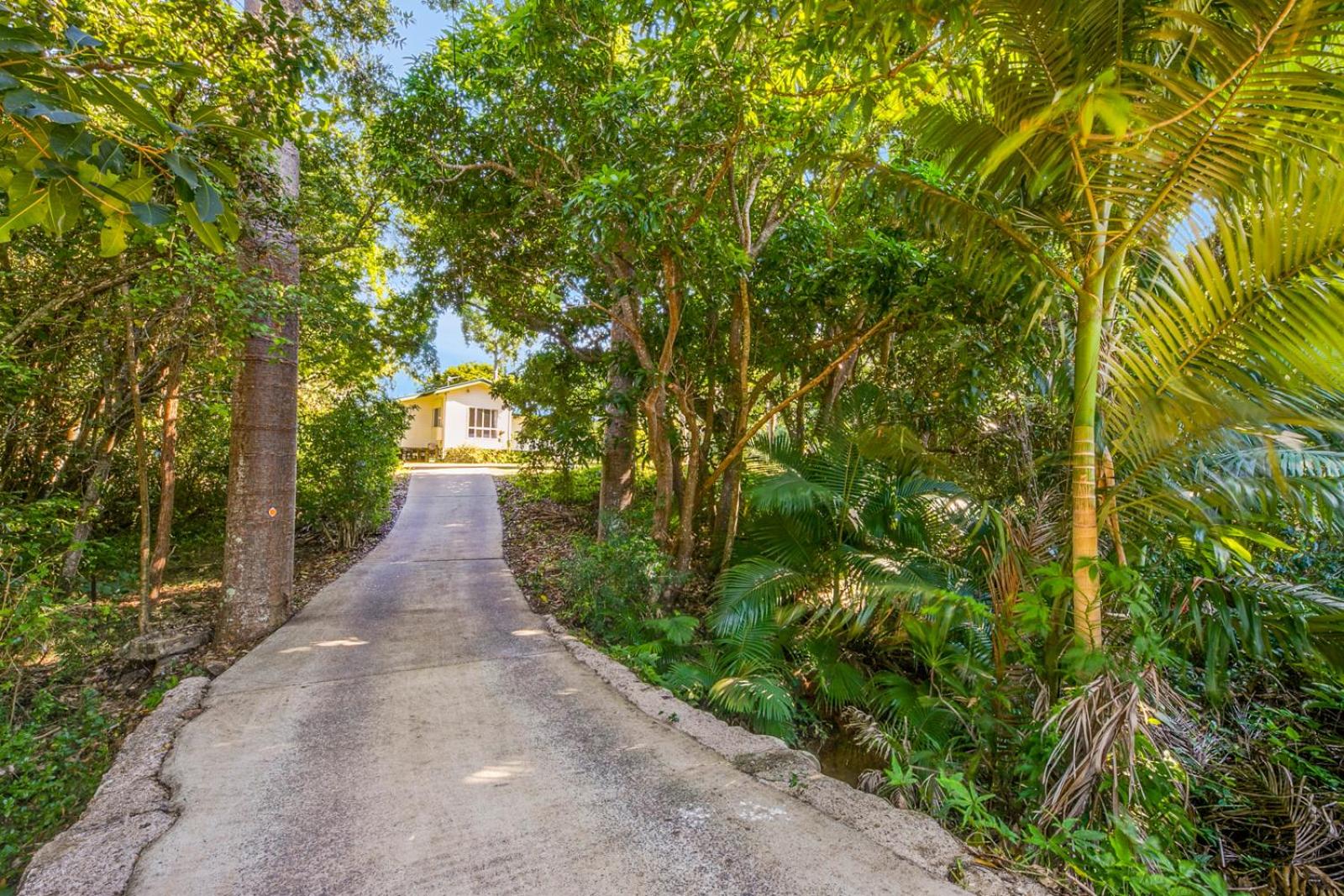 Hughes Hideaway - 2BR Cottage on 1 Acre w Air Con, King Beds