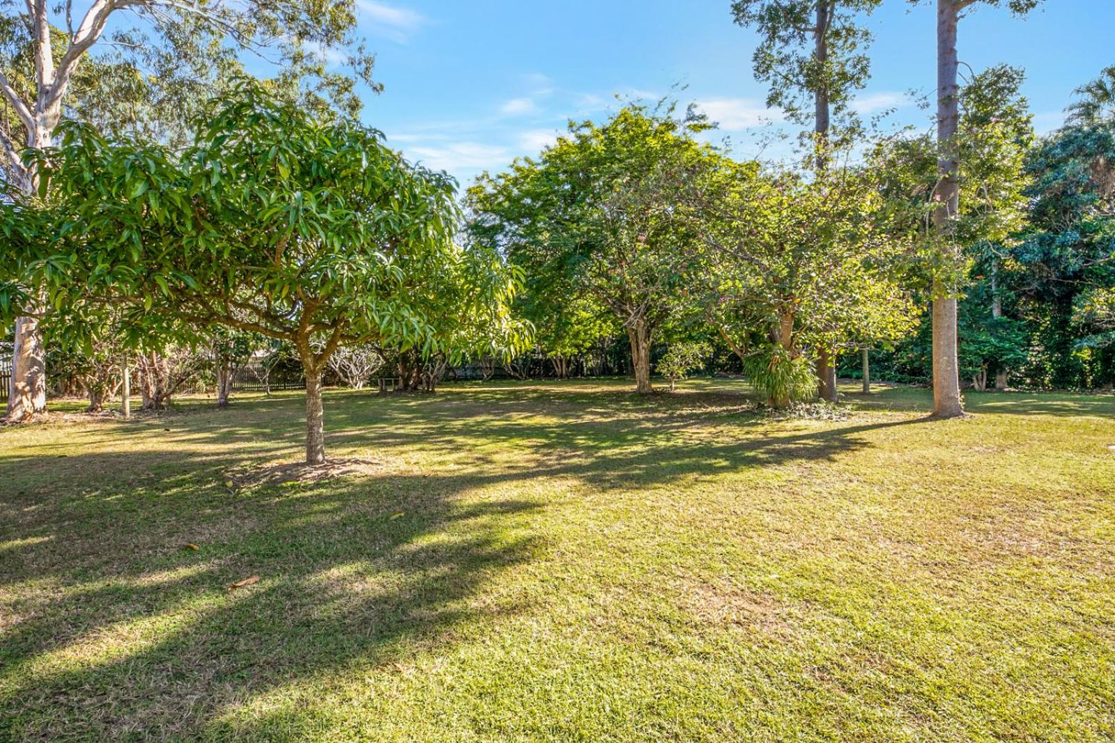 Hughes Hideaway - 2BR Cottage on 1 Acre w Air Con, King Beds