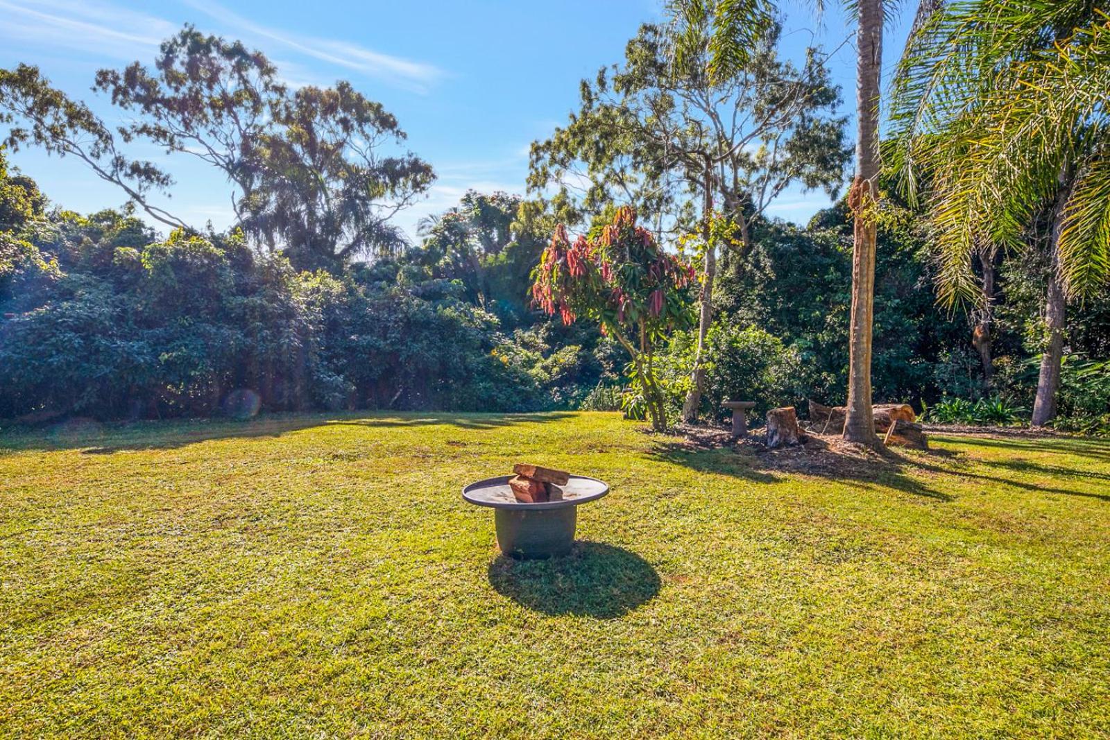 Hughes Hideaway - 2BR Cottage on 1 Acre w Air Con, King Beds