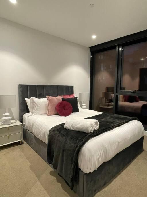 Modern 3 Bedroom Apartment in Southbank