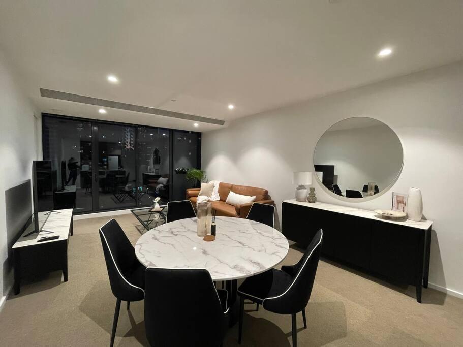 Modern 3 Bedroom Apartment in Southbank
