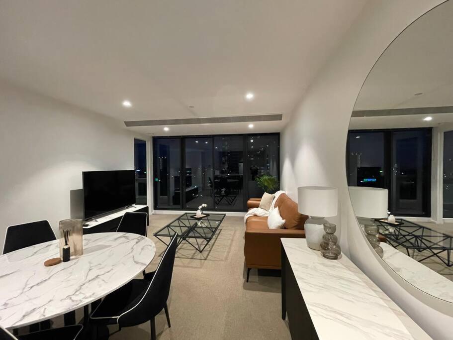 Modern 3 Bedroom Apartment in Southbank