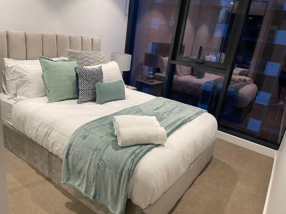 Modern 3 Bedroom Apartment in Southbank