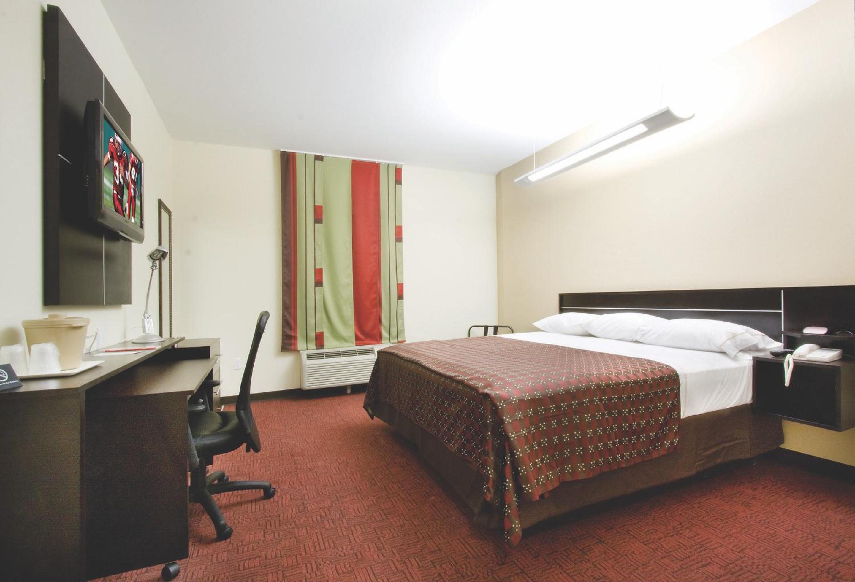 Beaumont Vacations - Red Roof Inn Suites Beaumont - Property Image 10