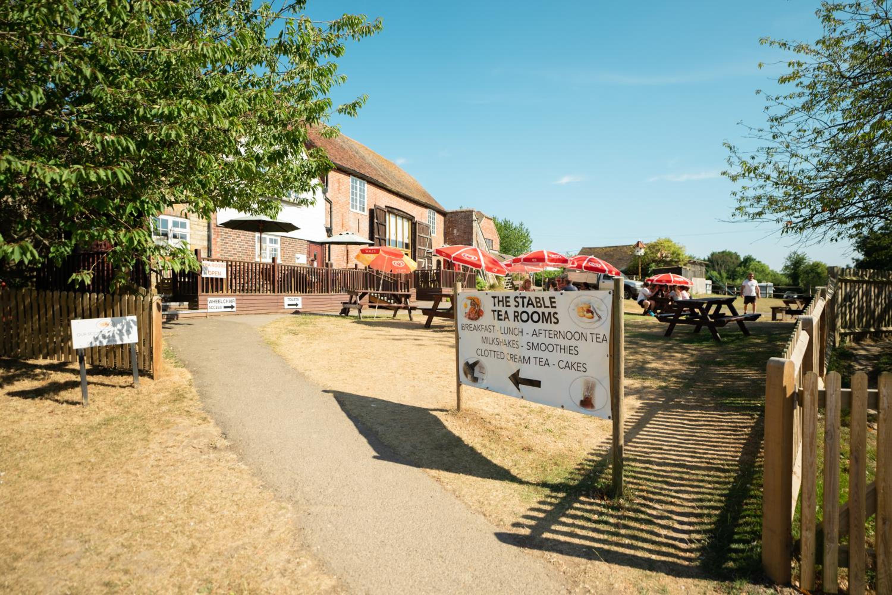 Hotel Delightful 2 Bed Double Decker Bus with Hot Tub