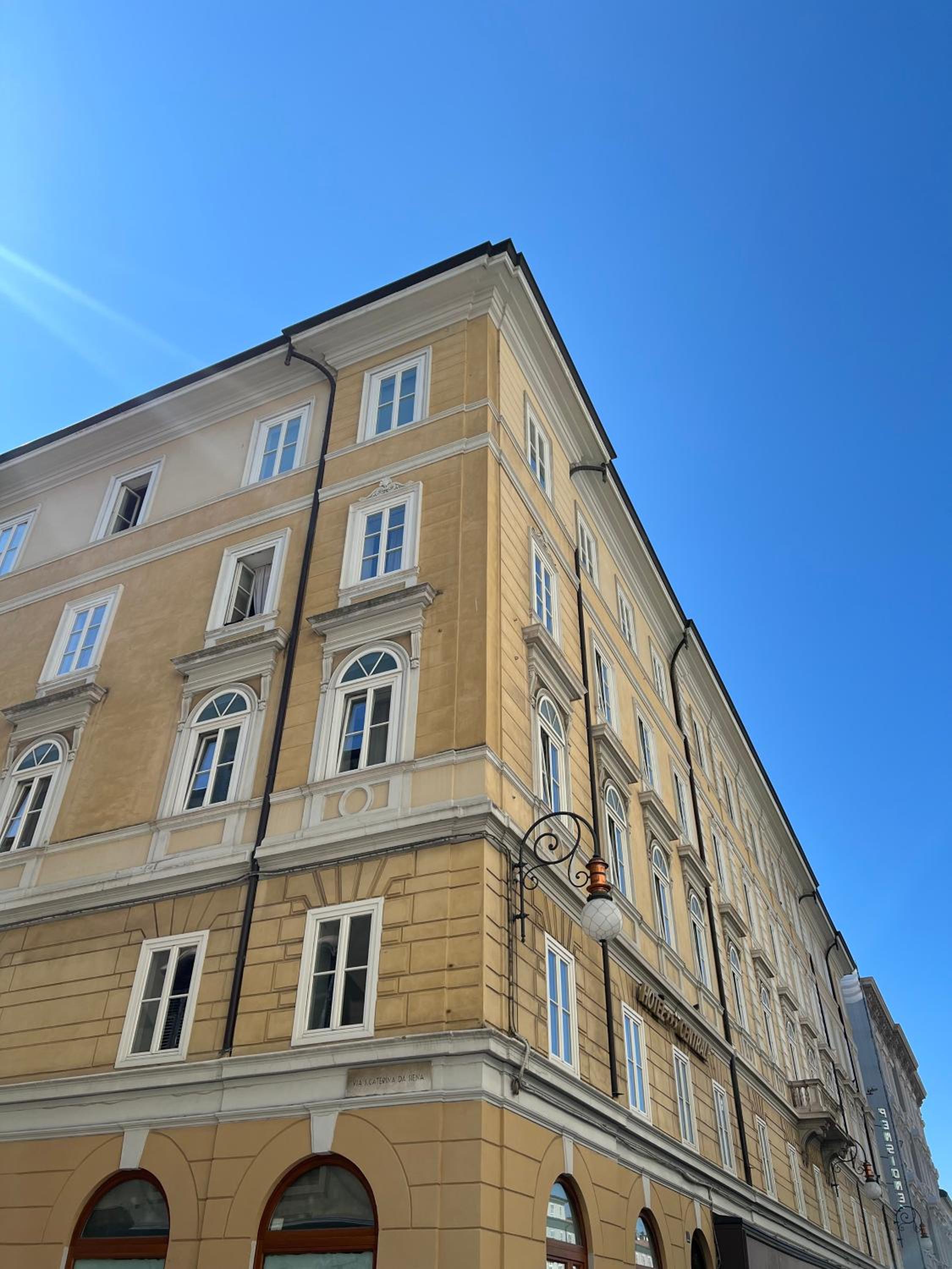 Central Corner House