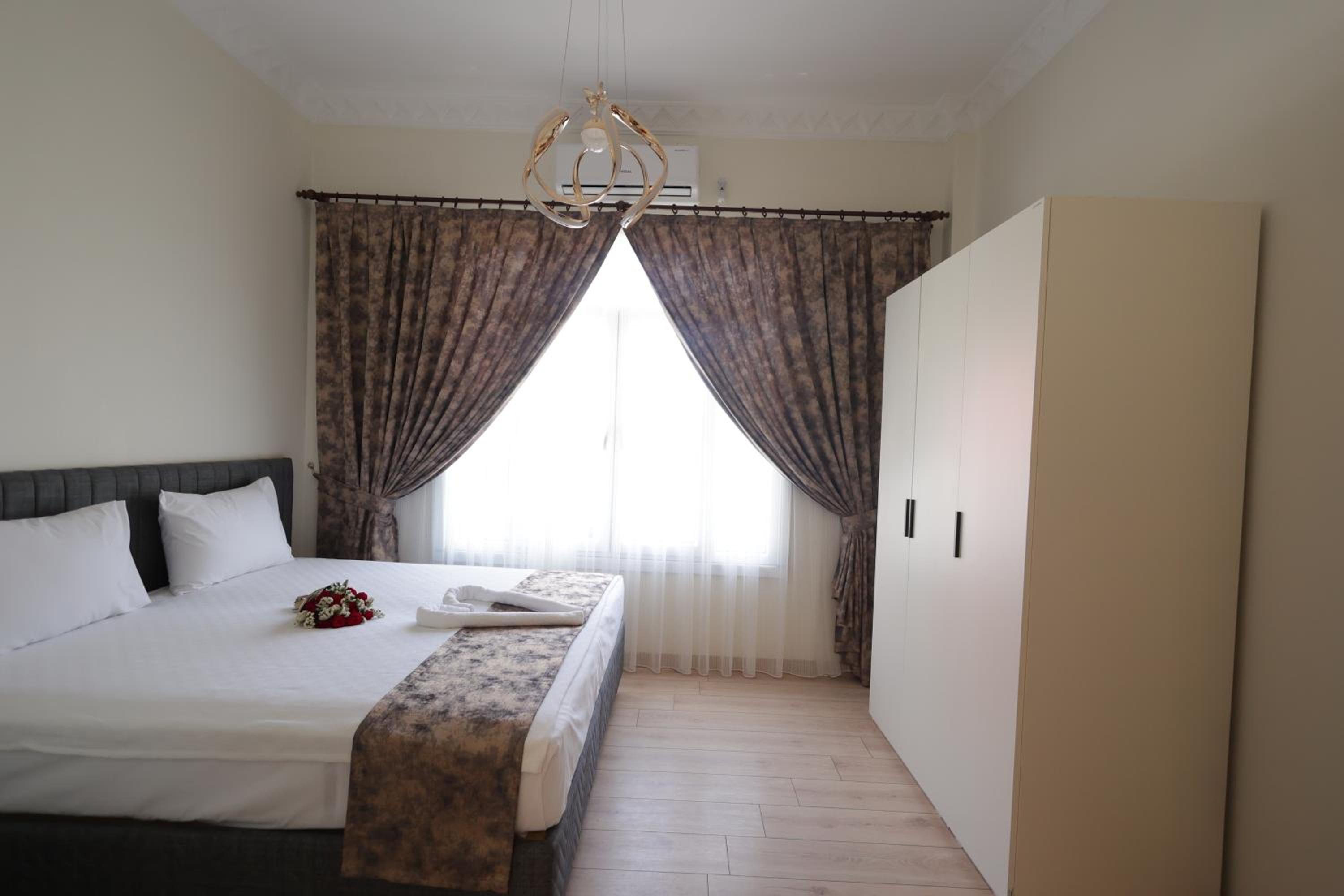 Bonita Apart - Image 94