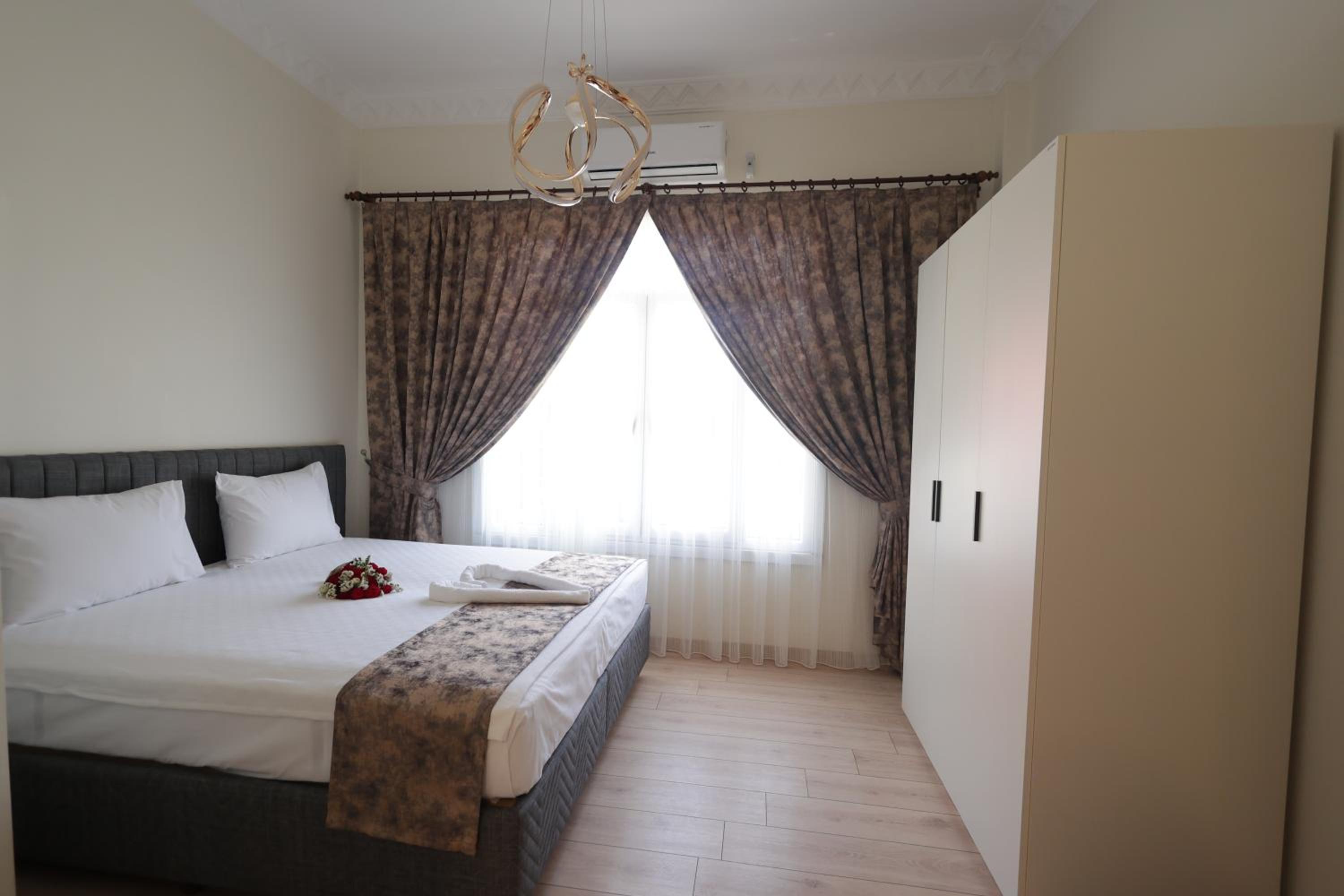 Bonita Apart - Image 96