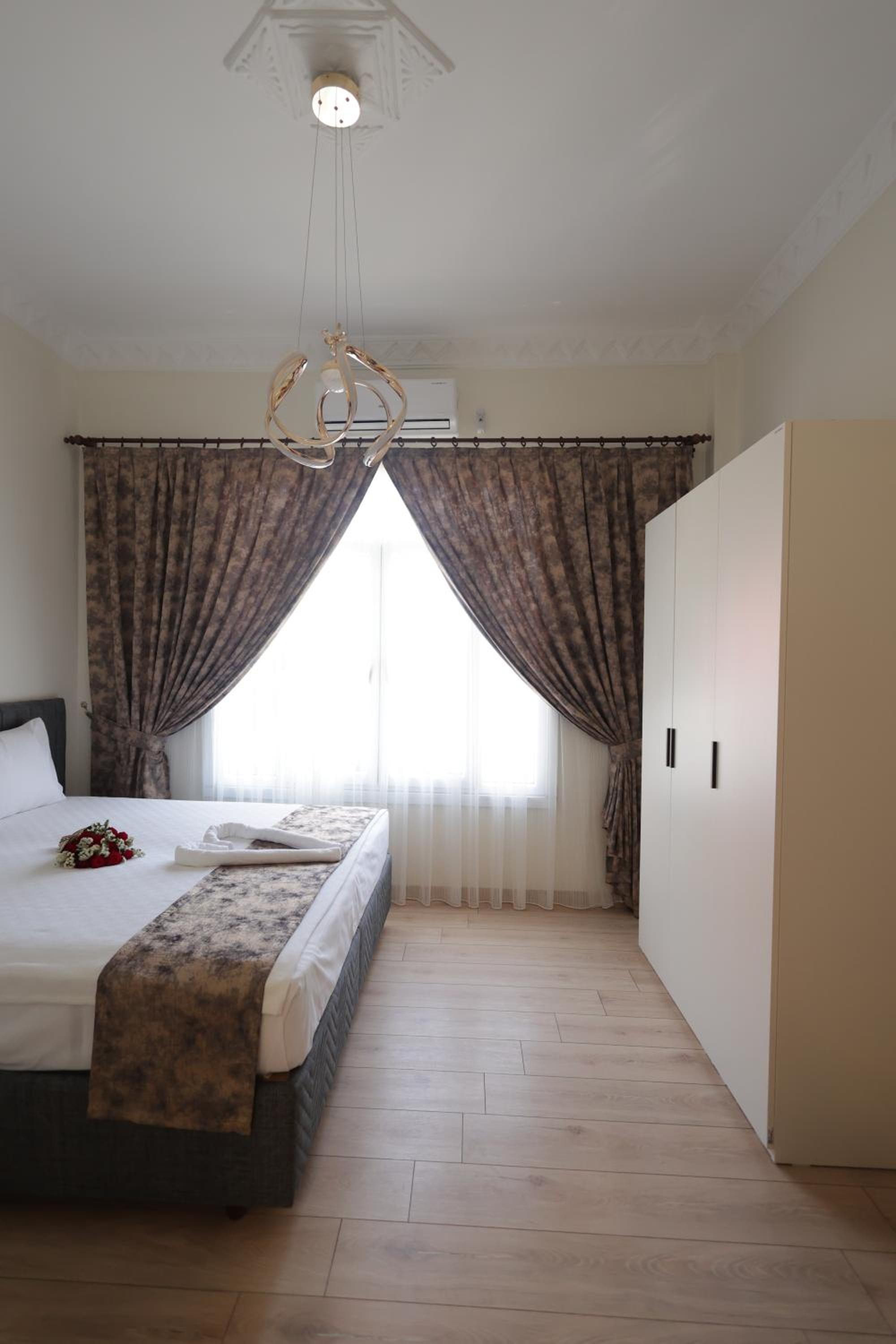 Bonita Apart - Image 97