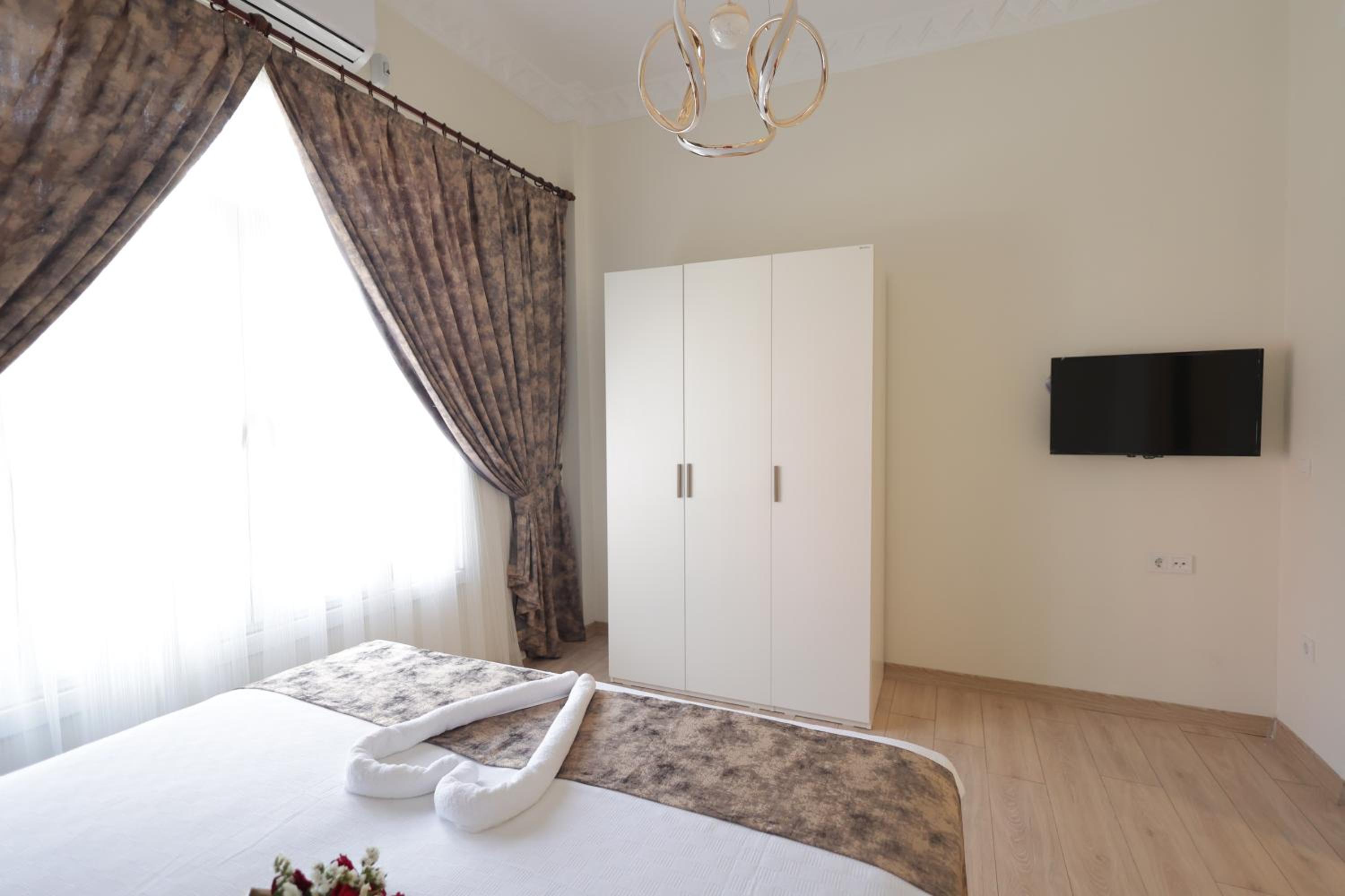 Bonita Apart - Image 98