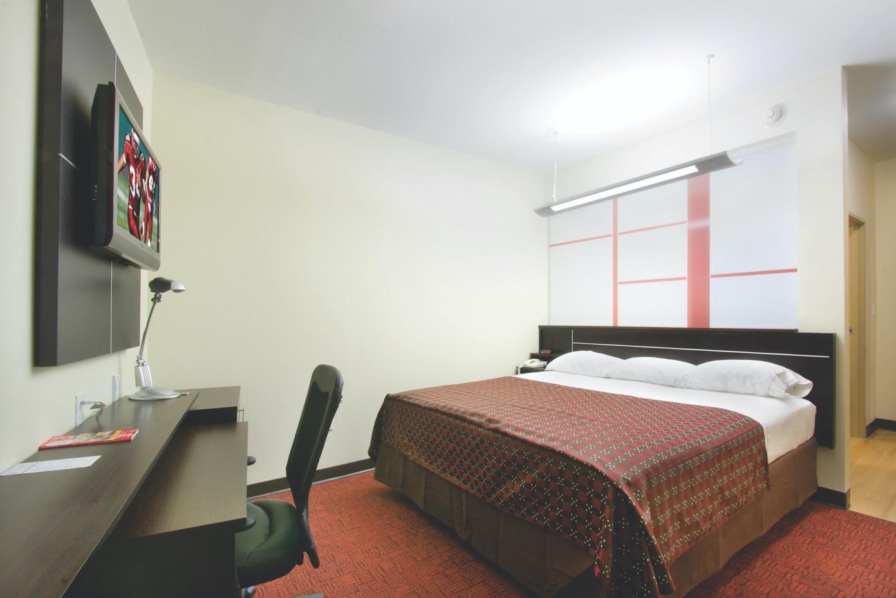 Beaumont Vacations - Red Roof Inn  Suites Beaumont - Property Image 9