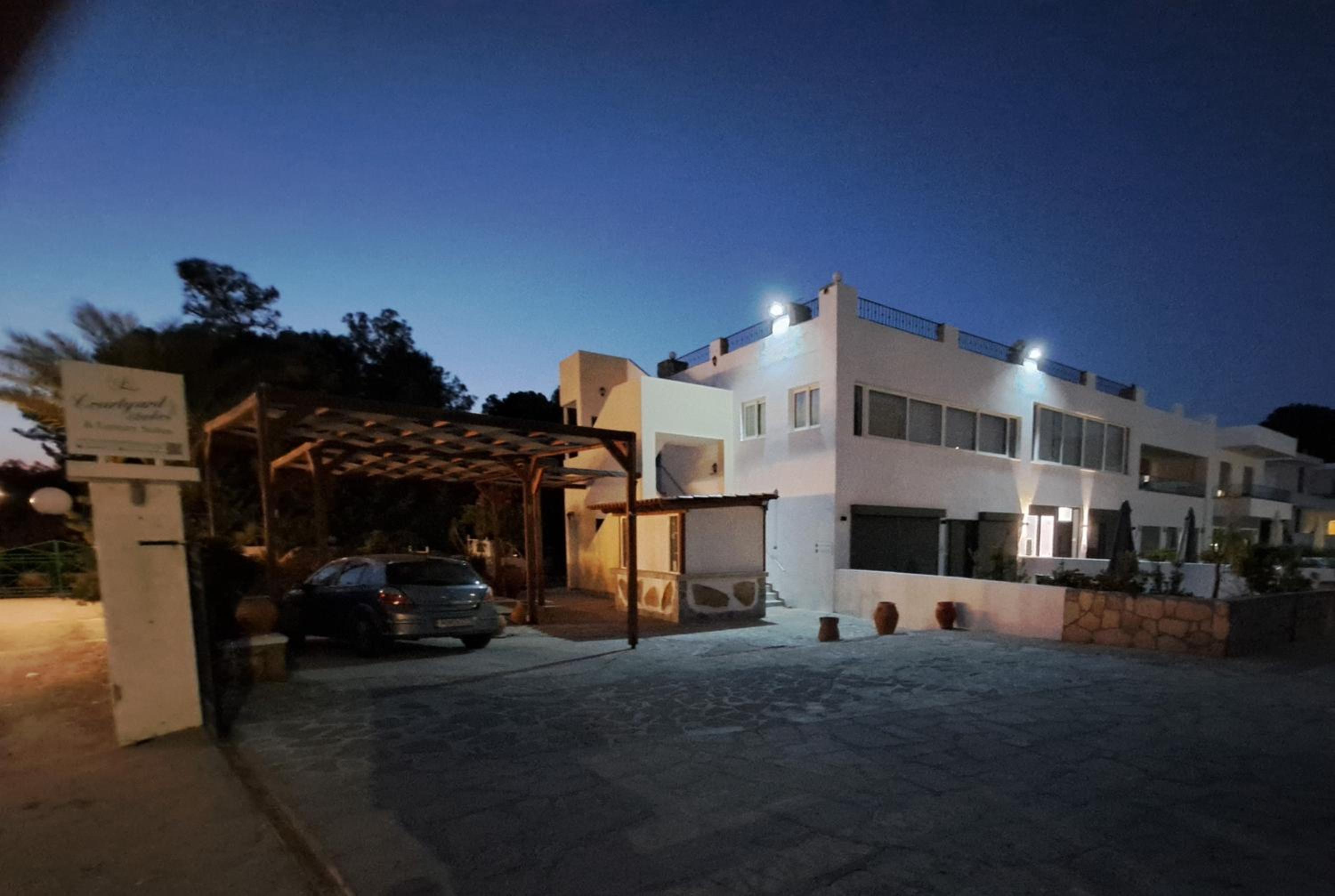 Hotel Courtyard Luxury Suites “ APOSTOLOS” - Image 1