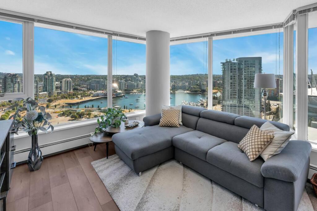 Spacious DT 2-BDR High-rise with view, pool, gym photo 4