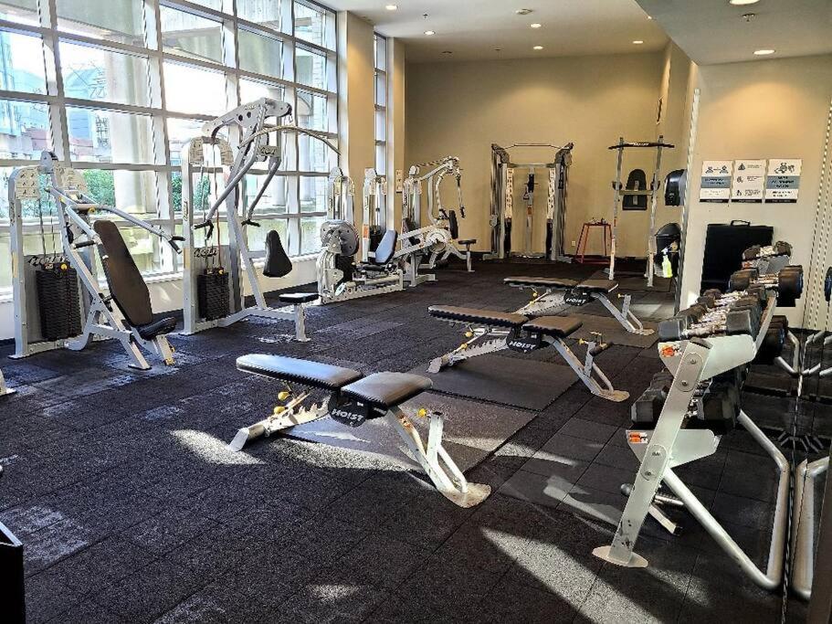Spacious DT 2-BDR High-rise with view, pool, gym