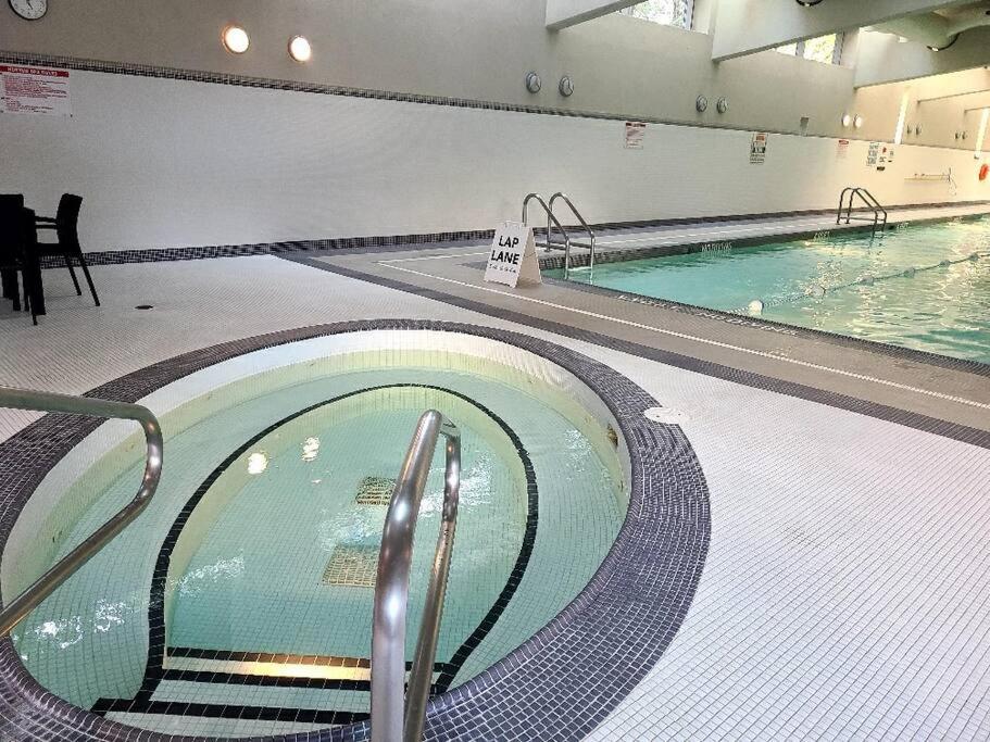 Spacious DT 2-BDR High-rise with view, pool, gym