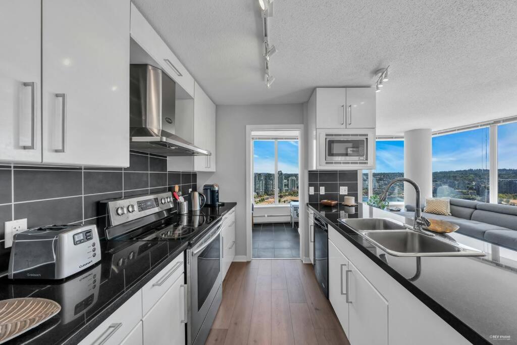 Spacious DT 2-BDR High-rise with view, pool, gym photo 5