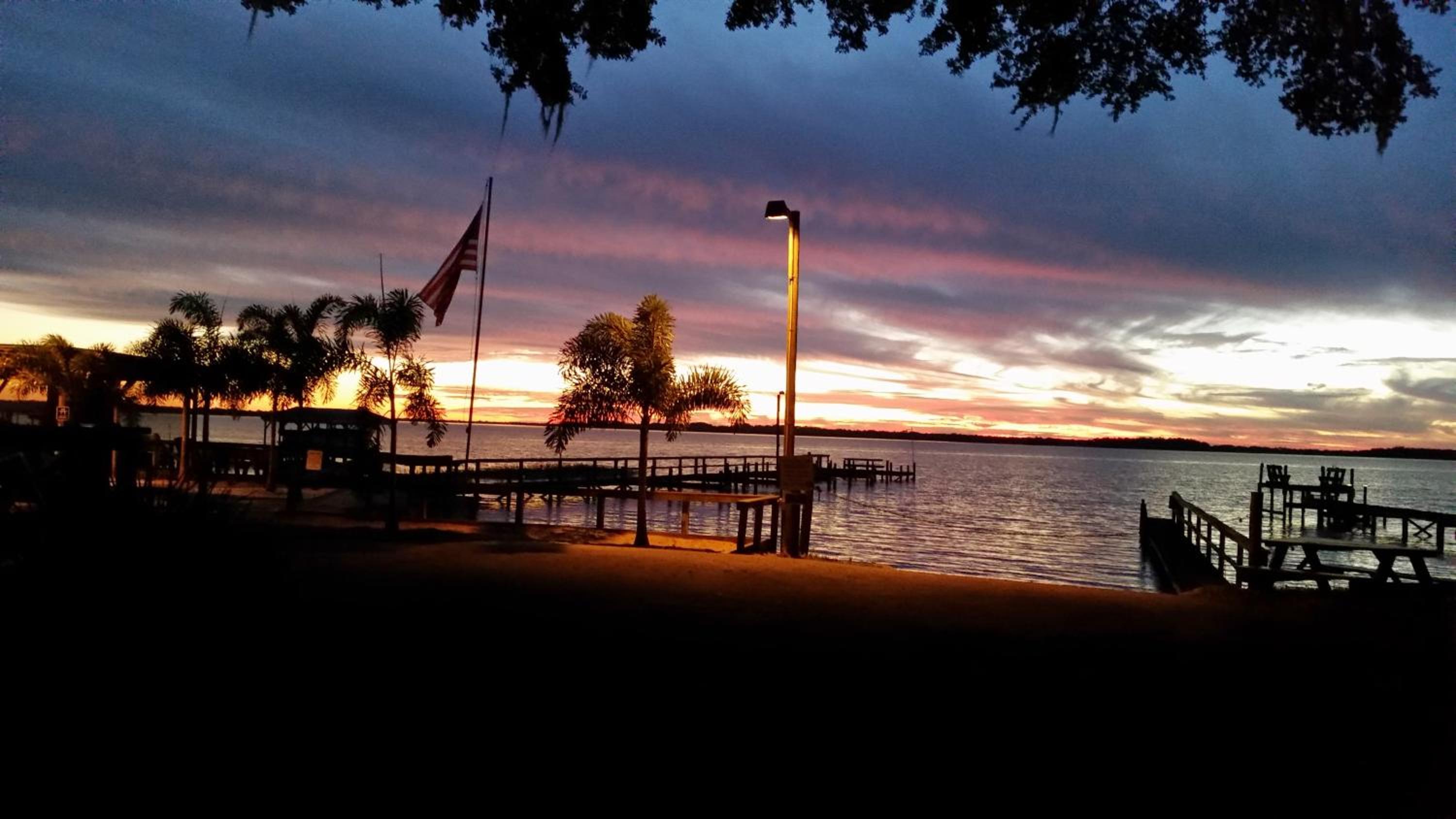 Lakeside Inn and Cafe
