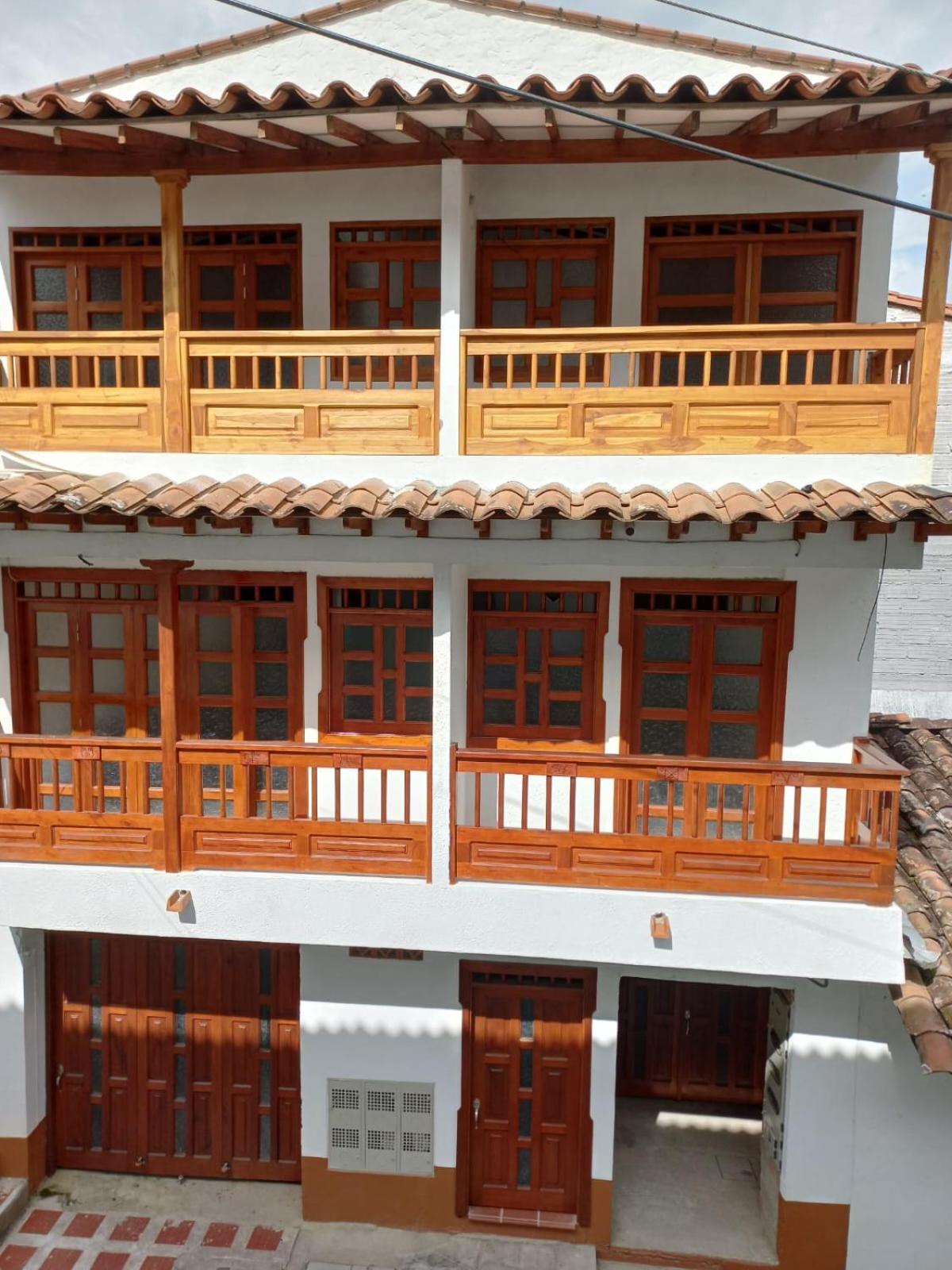 Hotel Apartamentos con estacionamiento cerca al parque - Image 1