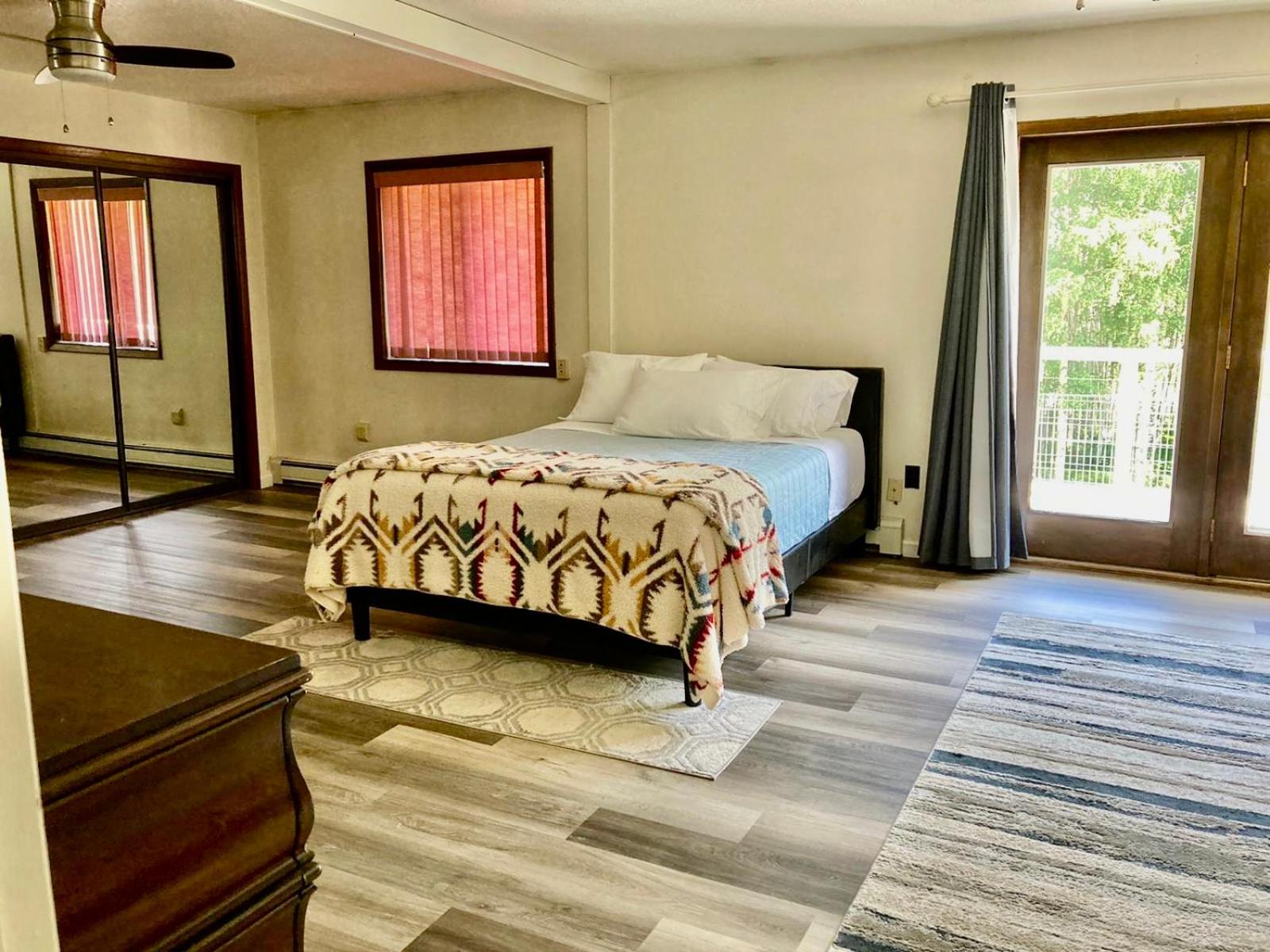 Spacious Resort Style Retreat Sleeps 20 view 4