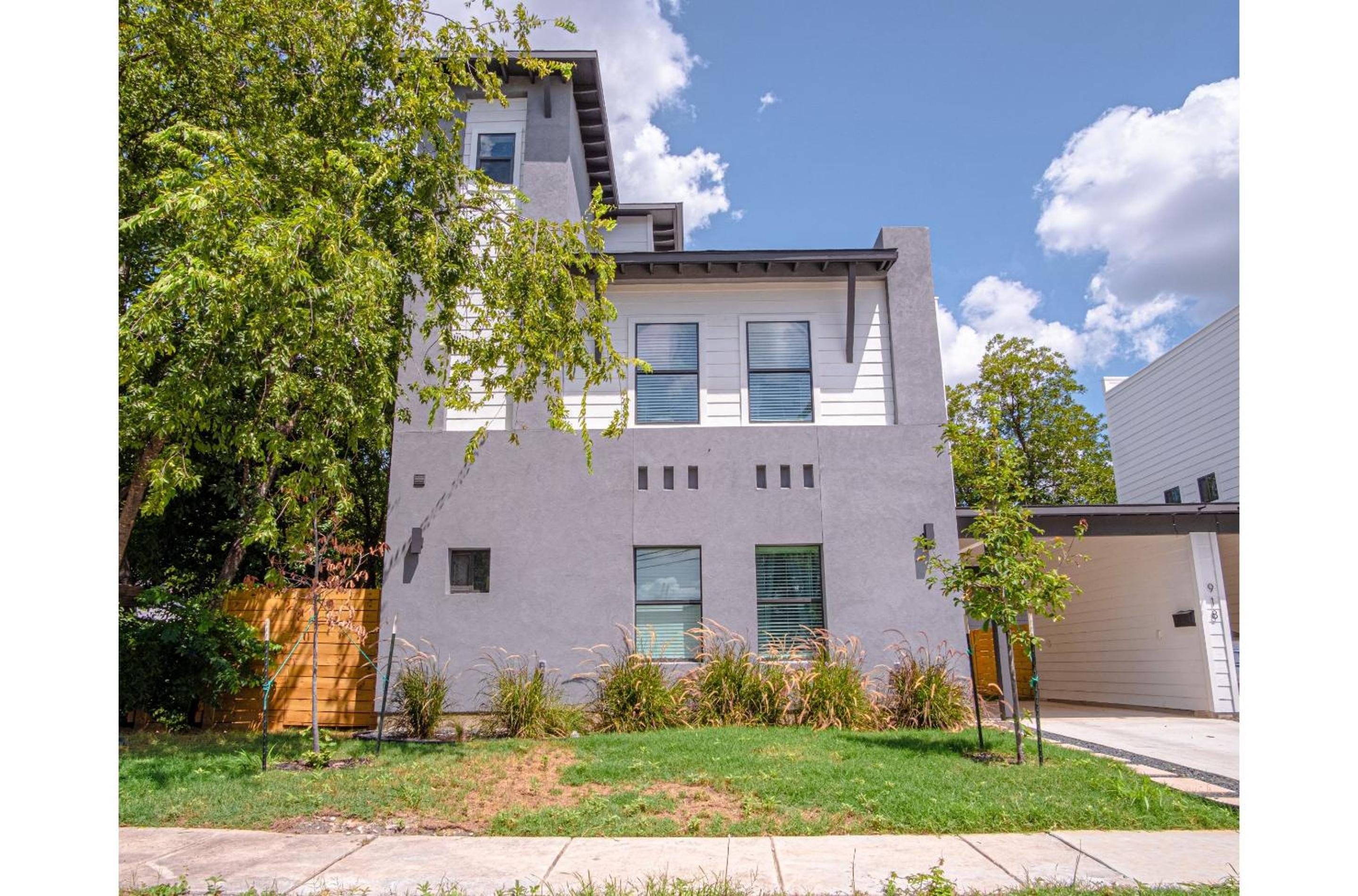 Gorgeous 3 BR 2 BA Near Amazing Downtown view 2