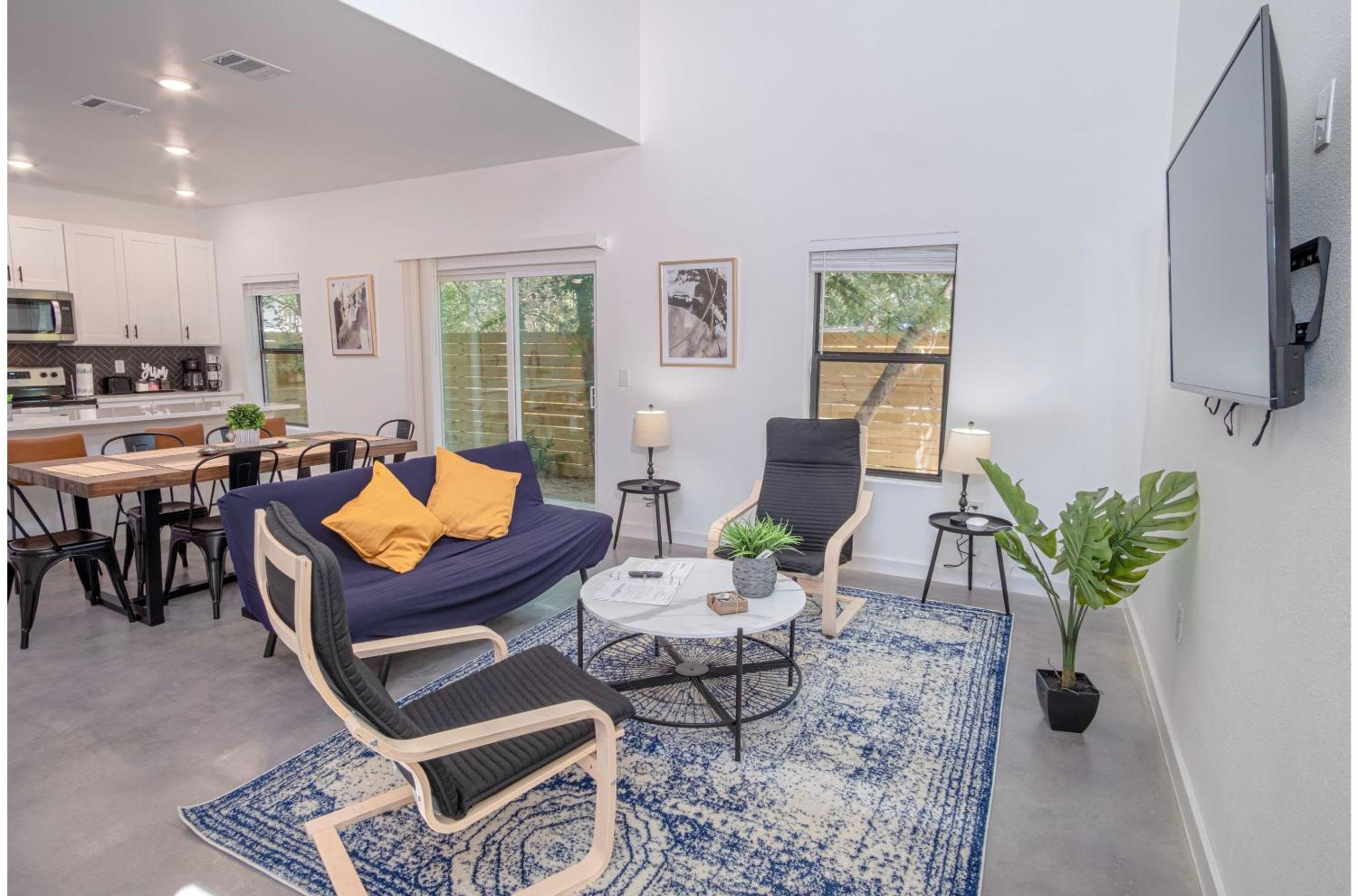 Gorgeous 3 BR 2 BA Near Amazing Downtown view 4