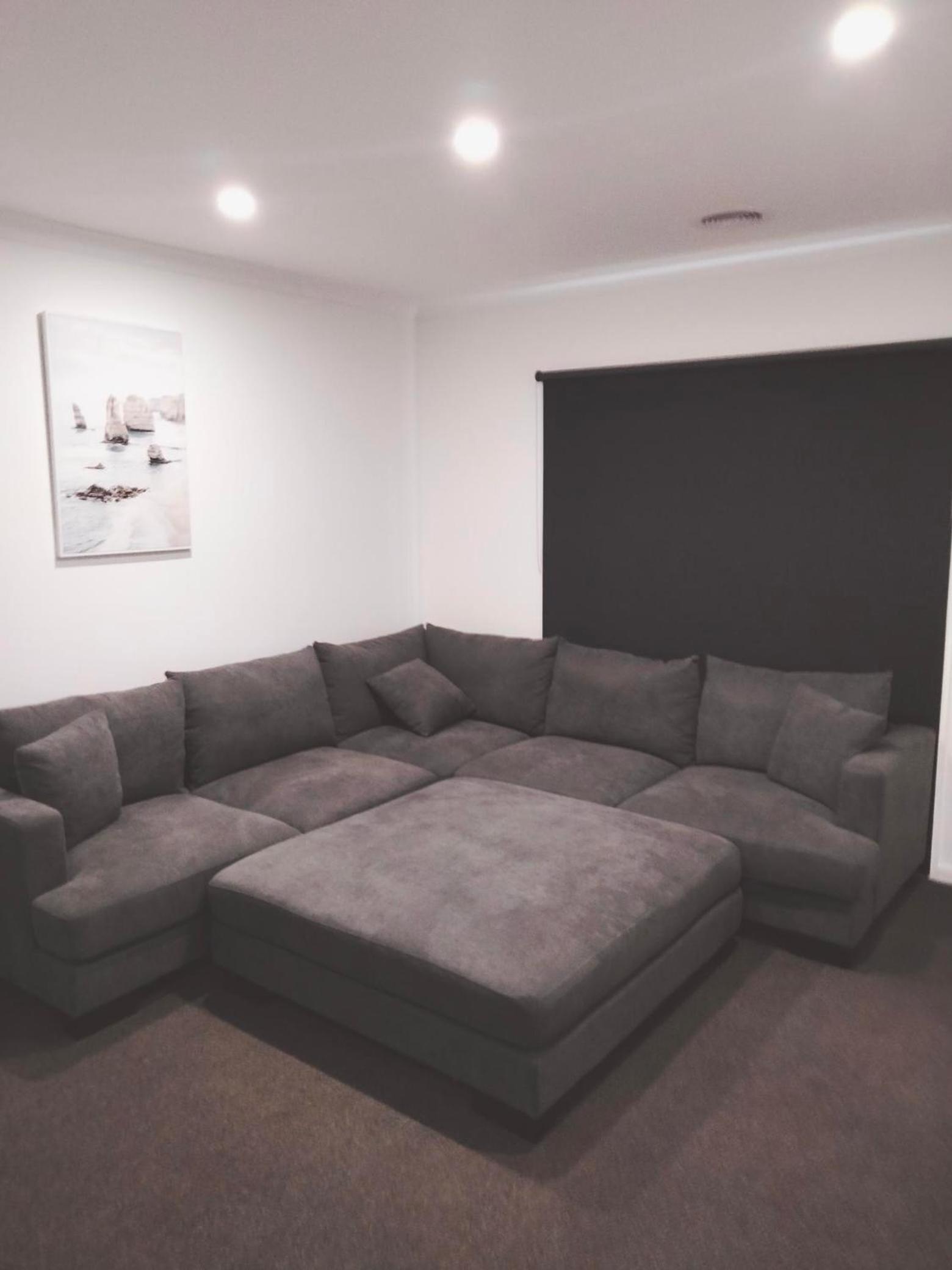 Modern and cosey 4 bedroom house walk to beach