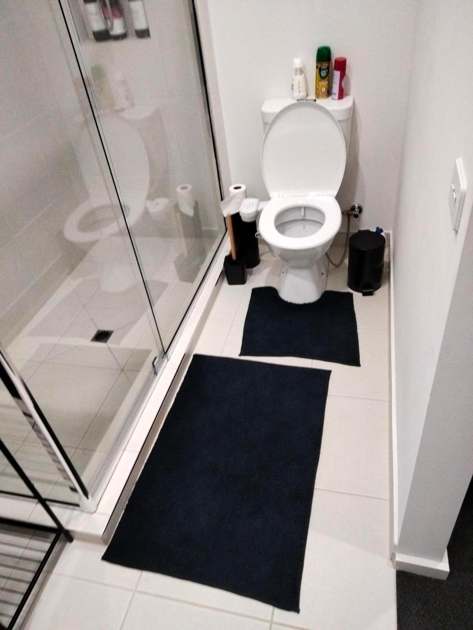 Modern and cosey 4 bedroom house walk to beach