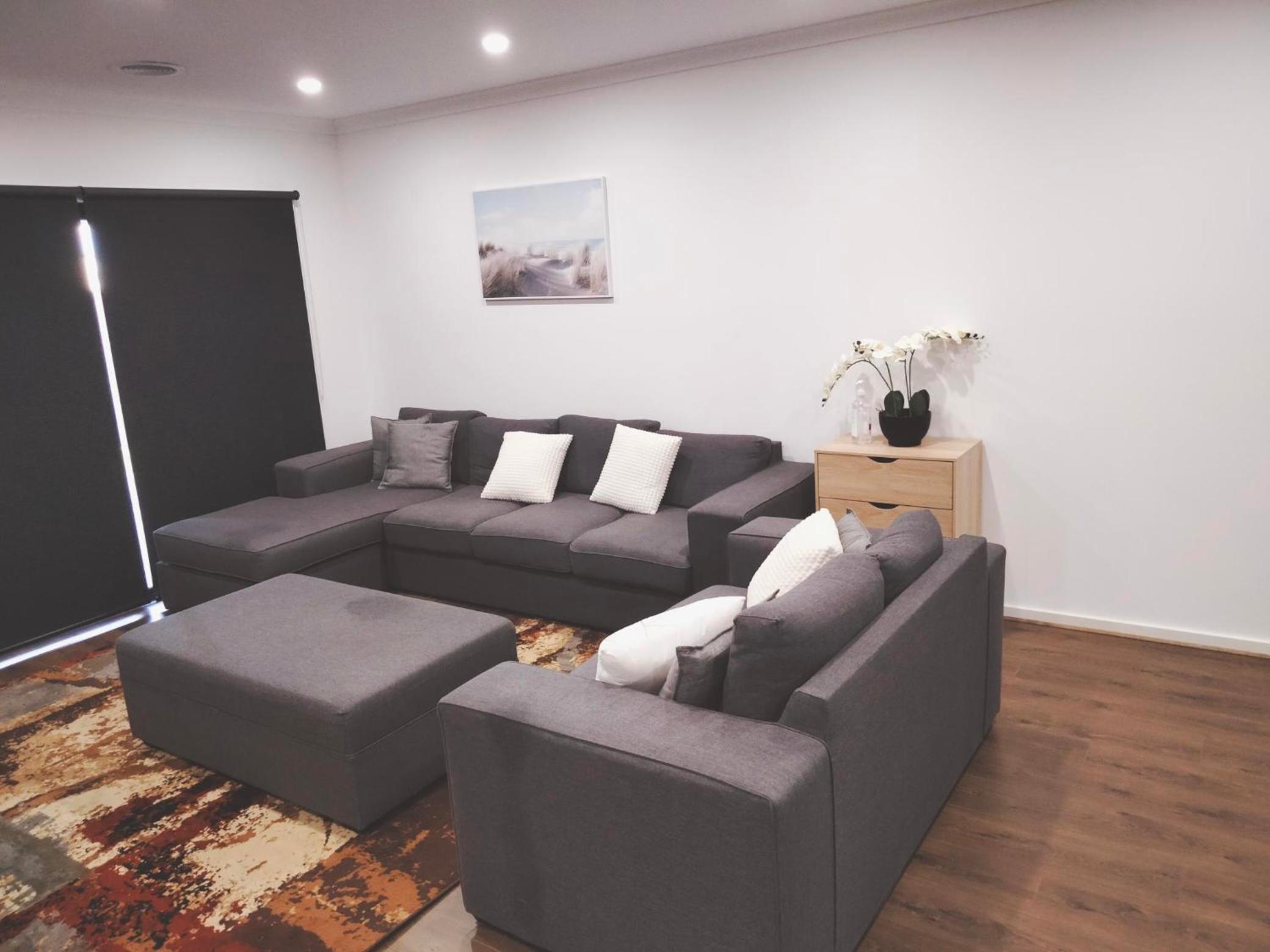 Modern and cosey 4 bedroom house walk to beach