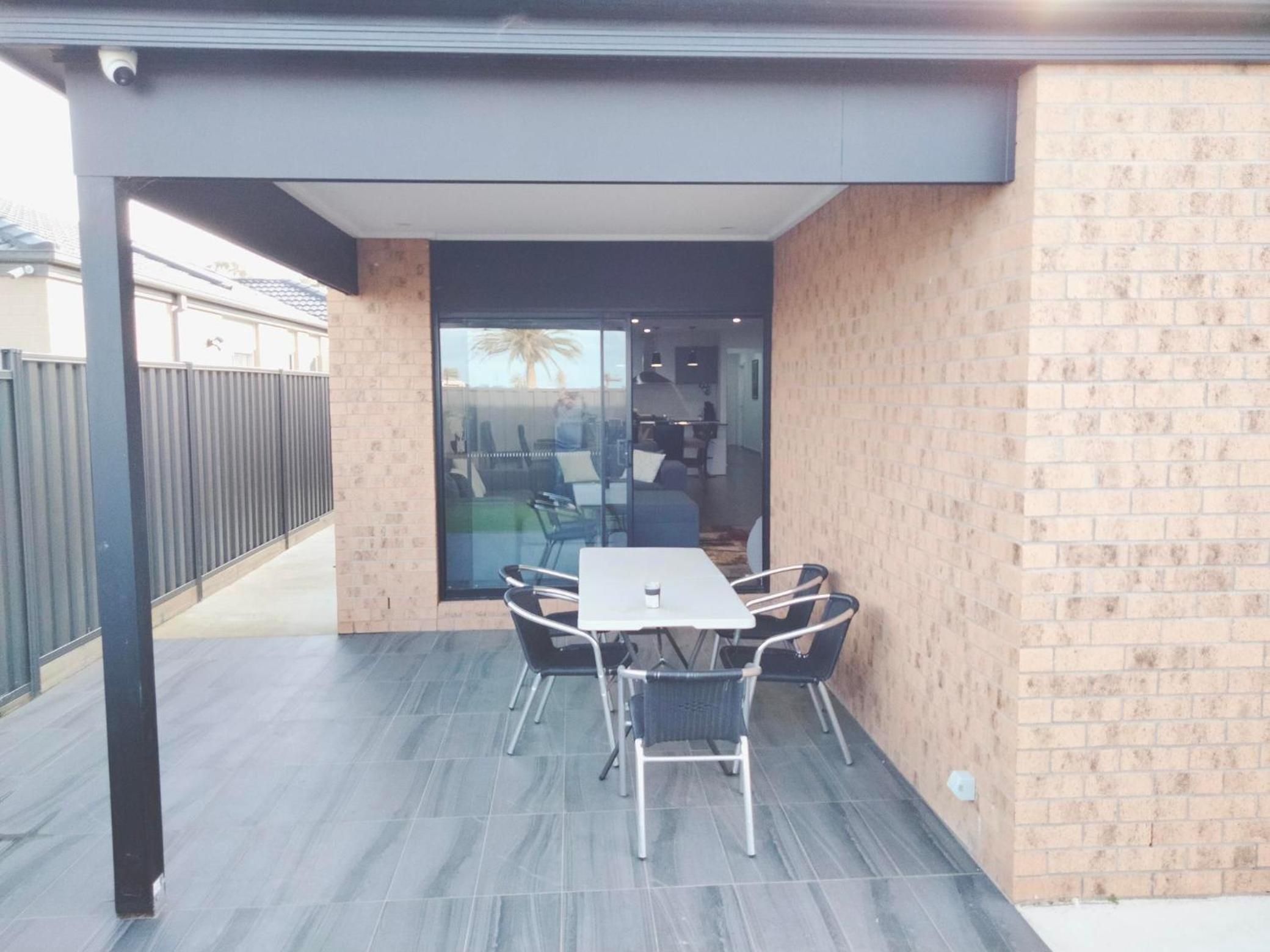 Modern and cosey 4 bedroom house walk to beach