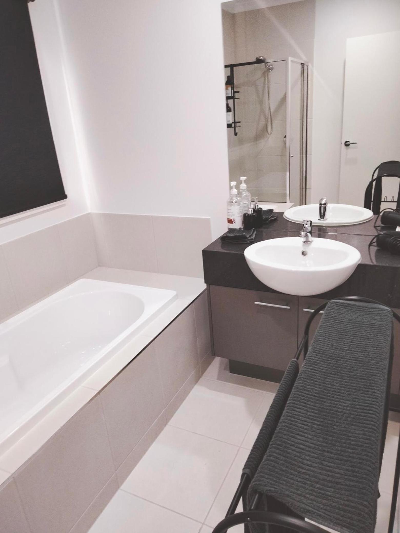 Modern and cosey 4 bedroom house walk to beach