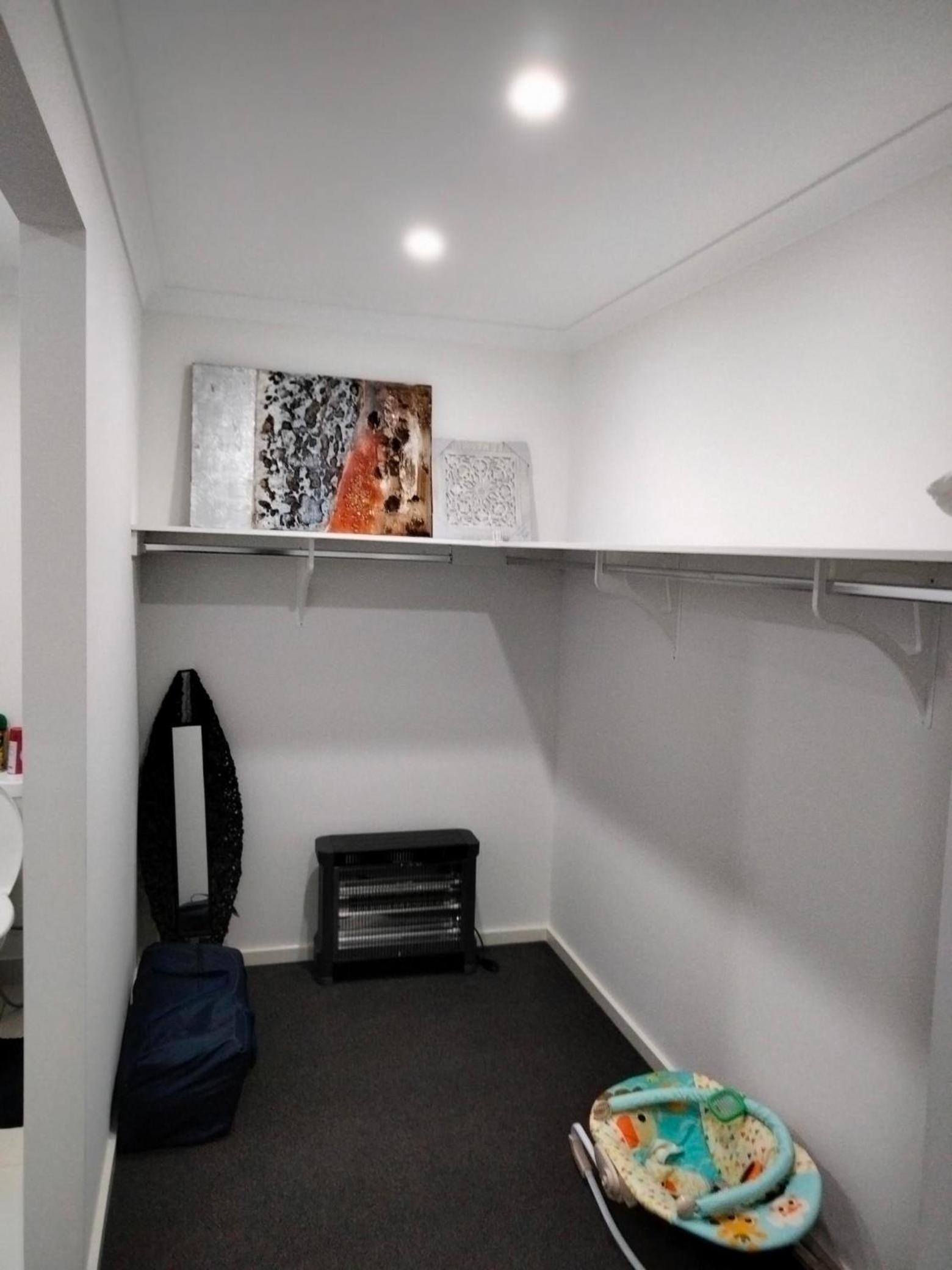 Modern and cosey 4 bedroom house walk to beach