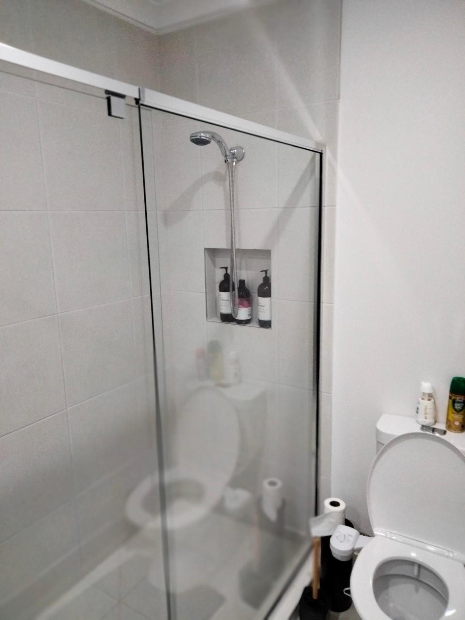 Modern and cosey 4 bedroom house walk to beach