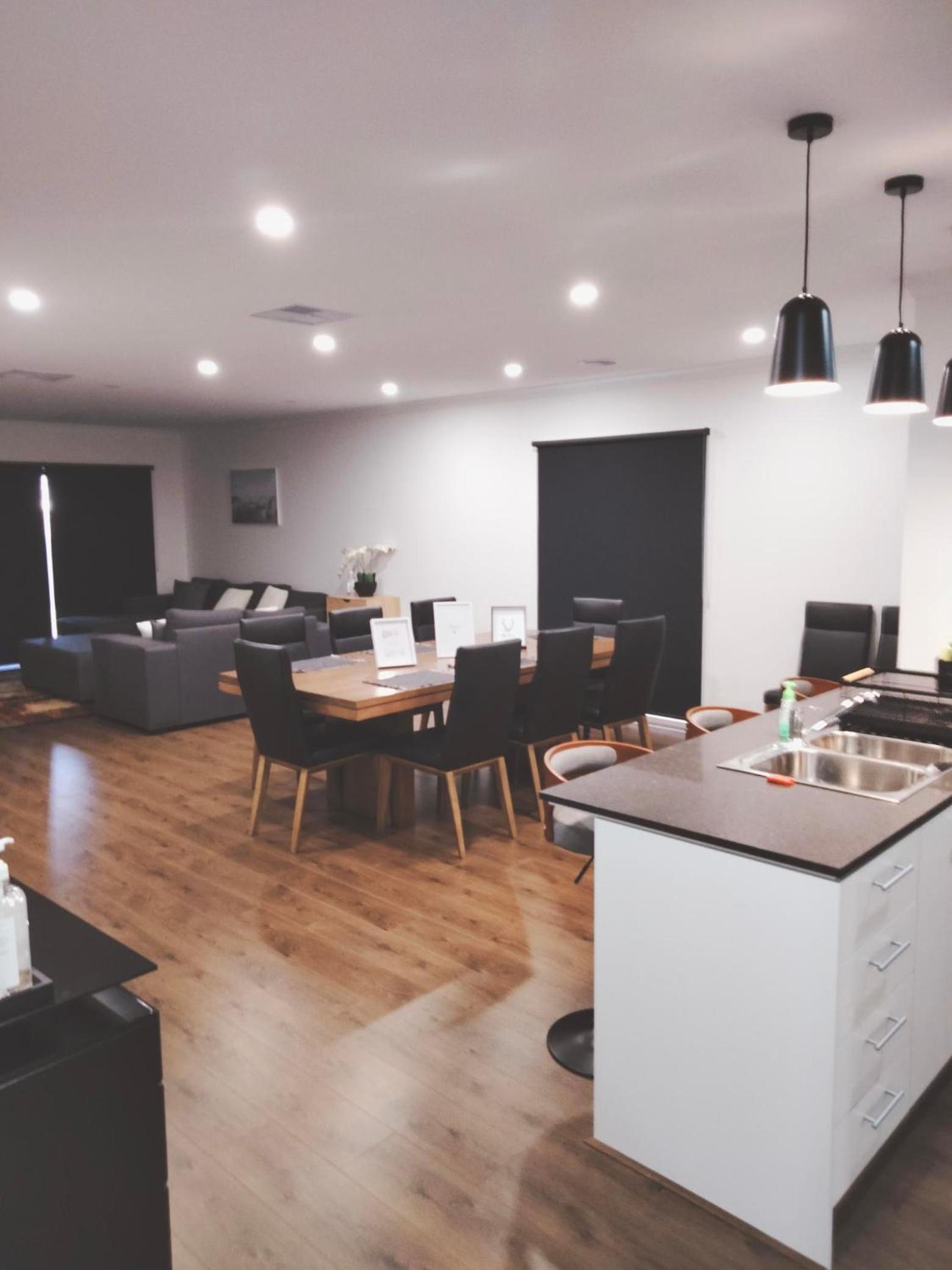Modern and cosey 4 bedroom house walk to beach