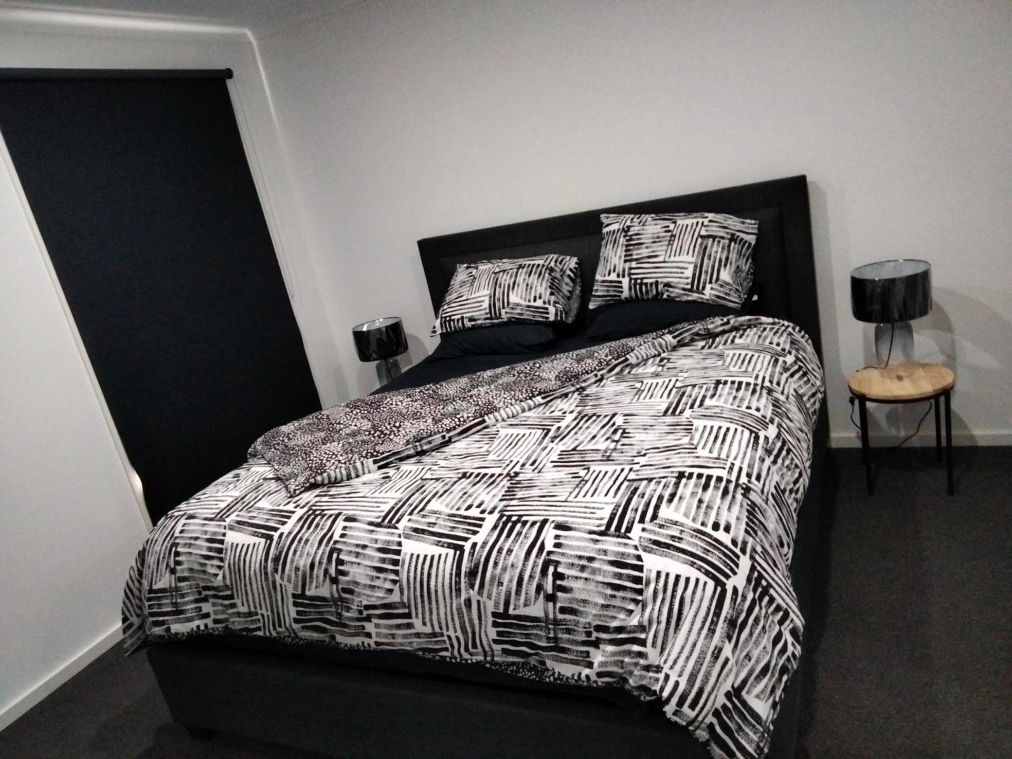 Modern and cosey 4 bedroom house walk to beach