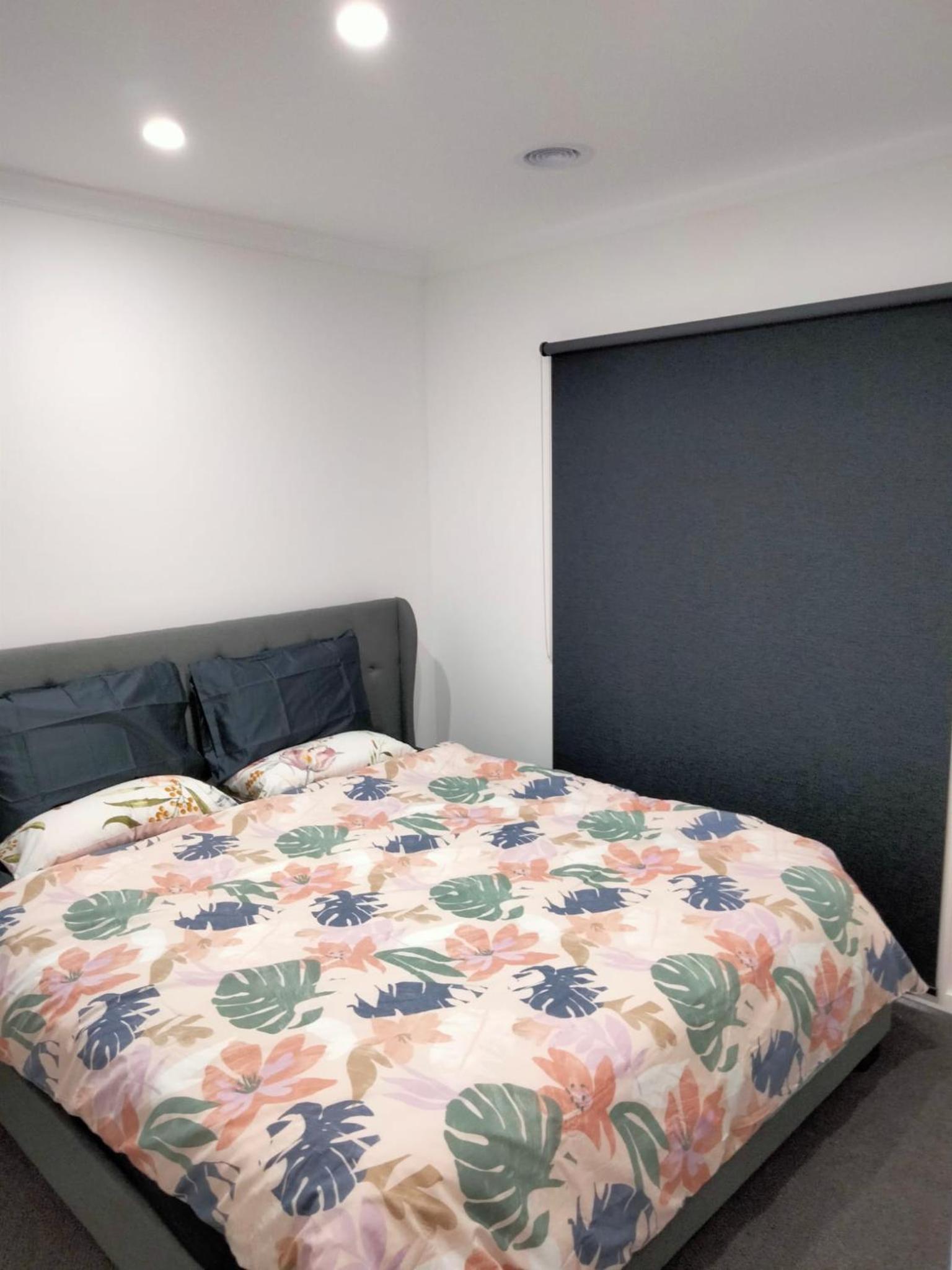 Modern and cosey 4 bedroom house walk to beach