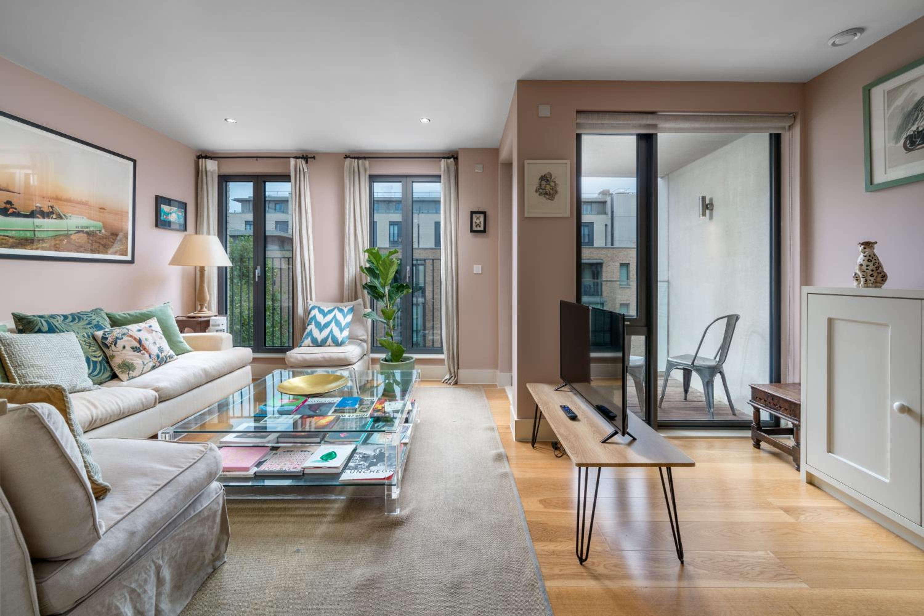 JOIVY Superb Artists Flat with Free Parking by Portobello